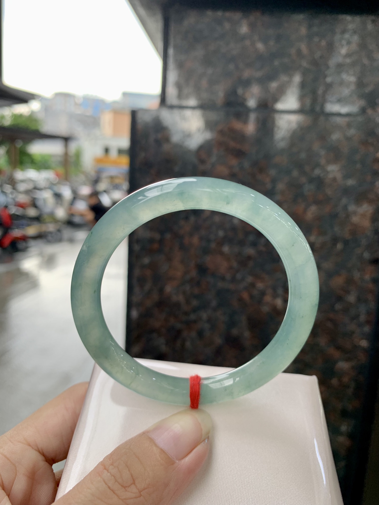 冰蓝美人条 53.8-8.2-8 0824-X634 打灯细纹，底妆冰胶润，千变万化的冰晴蓝底色，拥有海的颜色，却散发着星空的光芒，这是一只来自冰川蓝的清冷气质仙女镯