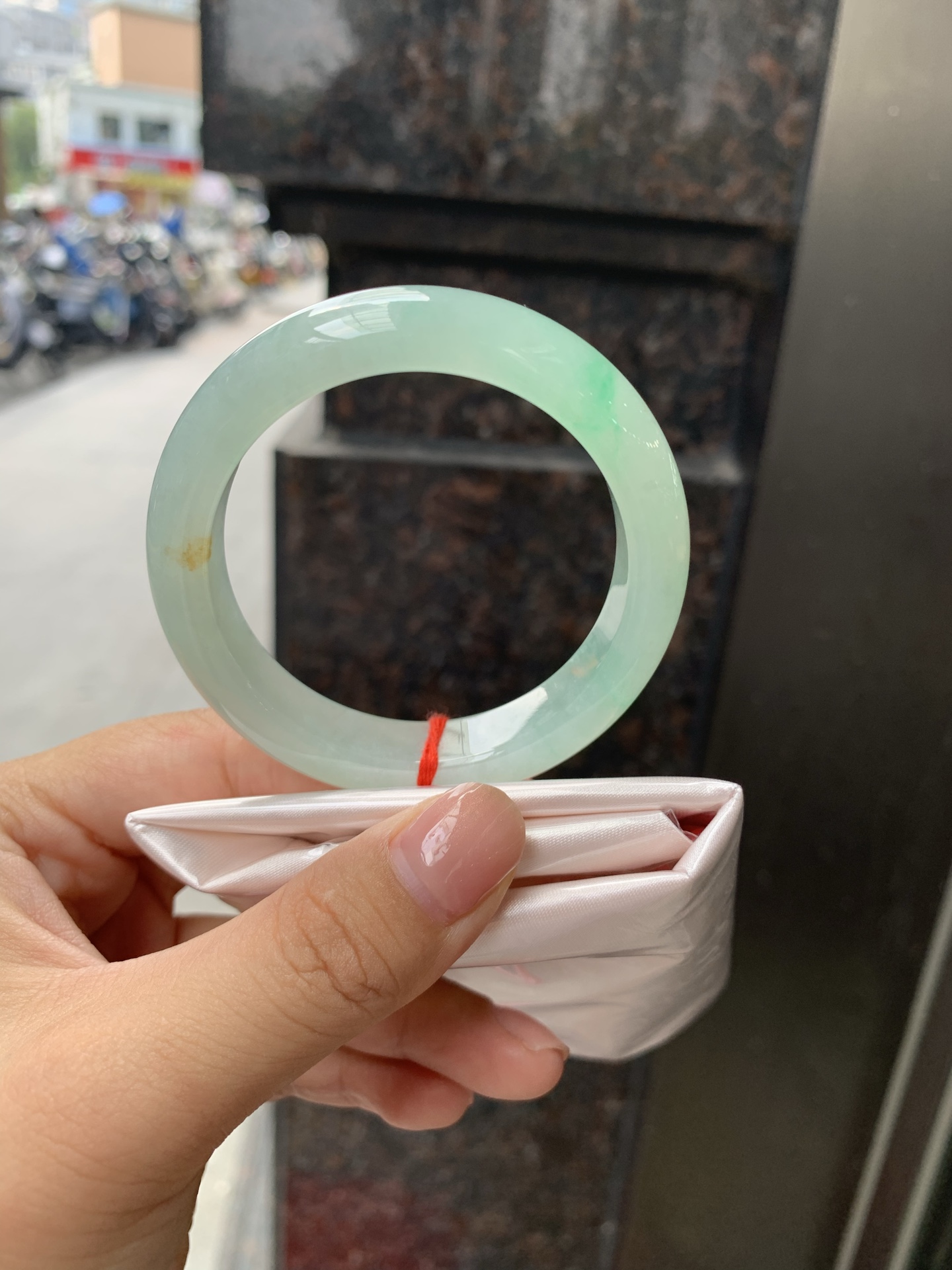 黄加绿正圈 50.9-12.2-8.3 0918-N1601 无裂，打灯一丝棉线，不影响