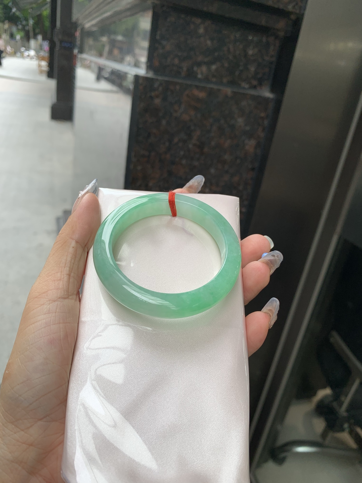 满绿正圈 51-8-10.7 0502-N599 打灯细纹，微底妆水润，满圈阳绿鲜艳青翠，色泽均匀分布，举手投足之间散发出来的贵气感