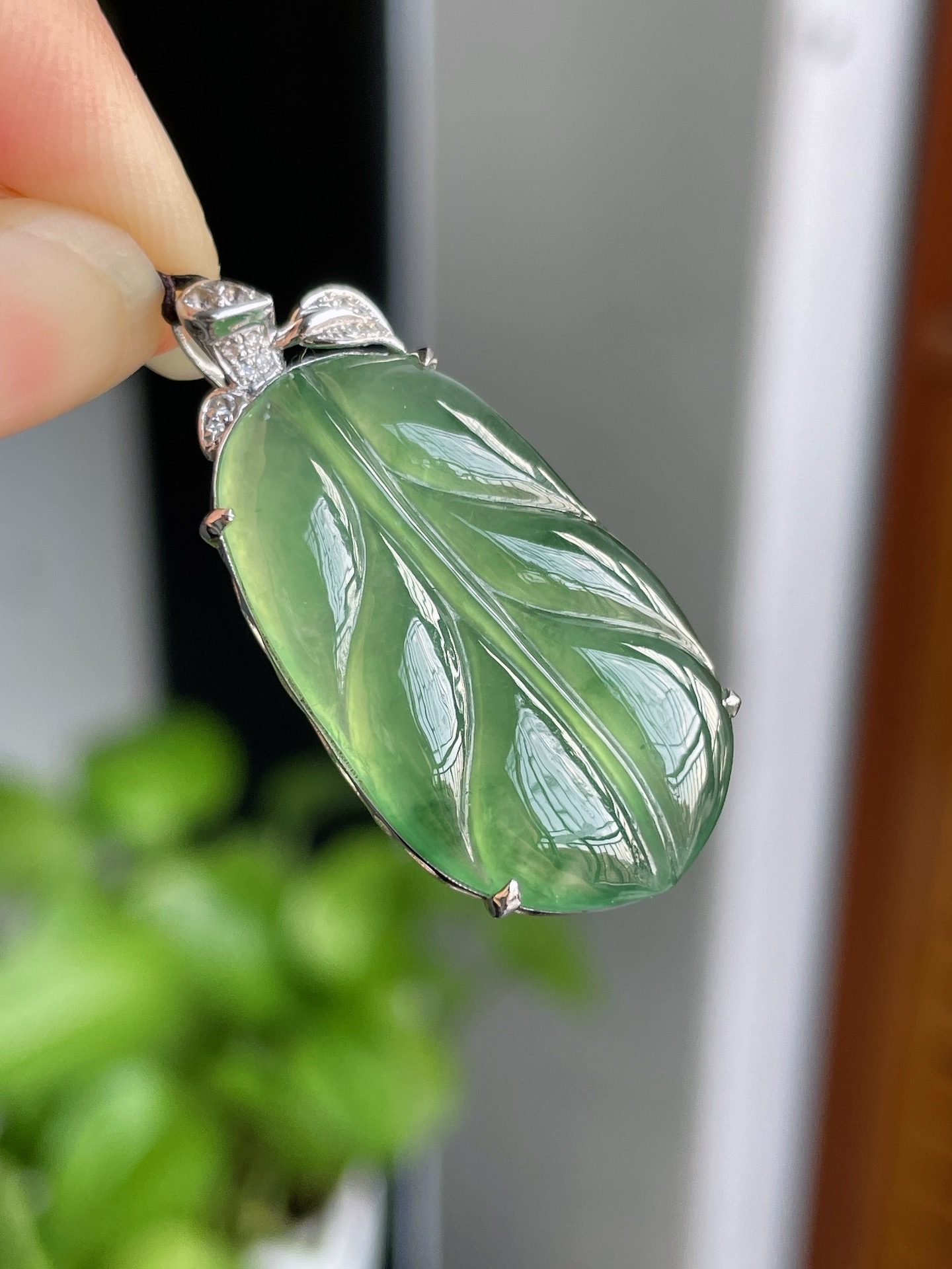 18K金冰种晴绿叶子, 尺寸33.3×16.4×6mm 裸石27.4×16.4×3.2mm. A12