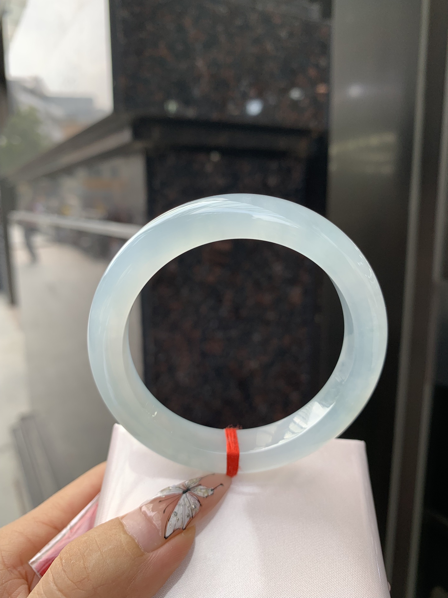 冰蓝正圈 55.9-9-11.2 0307-N166-6 打灯棉絮，底妆冰润细腻，千变万化的冰晴蓝底色，拥有海的颜色，却散发着星空的光芒，这是一只来自冰川蓝的清冷气质仙女镯。