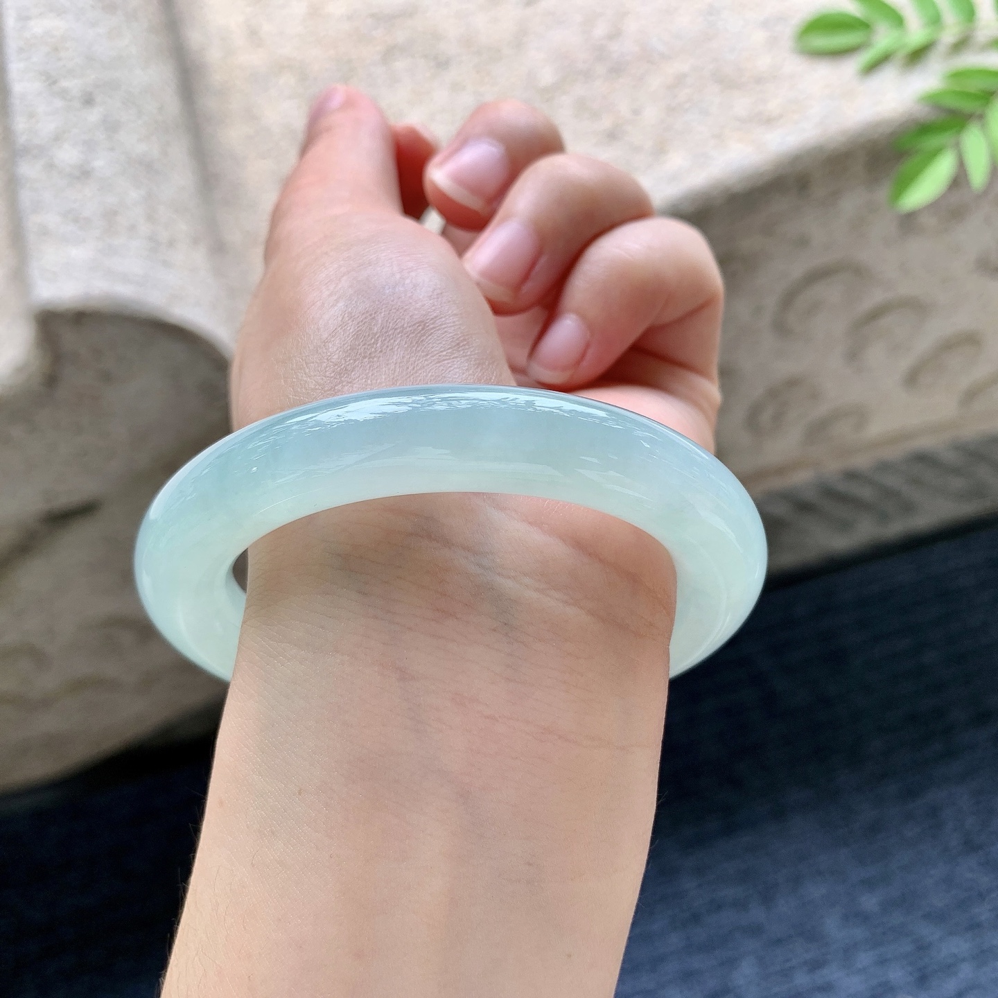 圆条55 56 圈口56/10.7/11.3 编码AF091935 冰糯淡绿，水润，种老，细腻，无裂