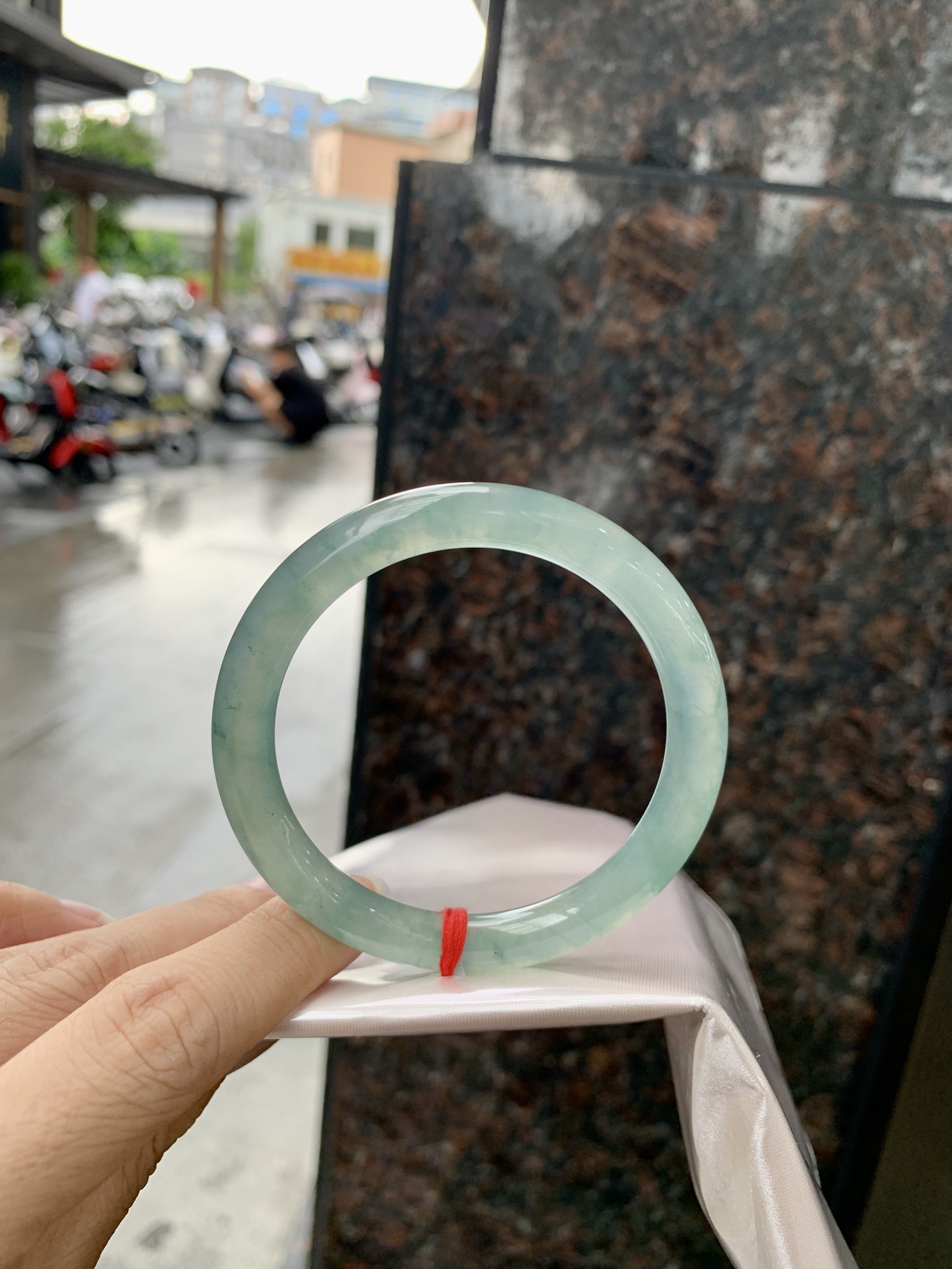 冰蓝美人条 53.8-8.2-8 0824-X634 打灯细纹，底妆冰胶润，千变万化的冰晴蓝底色，拥有海的颜色，却散发着星空的光芒，这是一只来自冰川蓝的清冷气质仙女镯