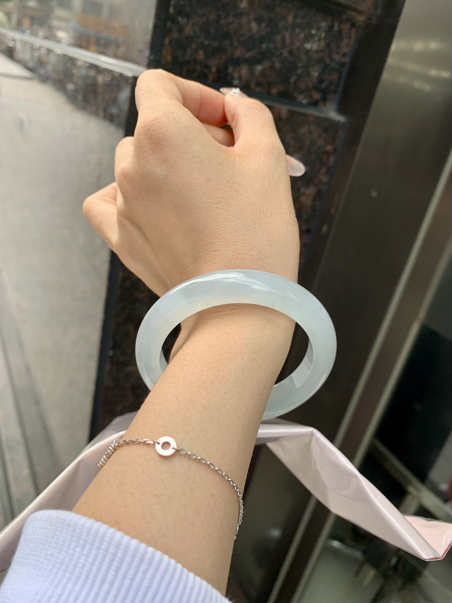 冰蓝正圈 55.9-9-11.2 0307-N166-6 打灯棉絮，底妆冰润细腻，千变万化的冰晴蓝底色，拥有海的颜色，却散发着星空的光芒，这是一只来自冰川蓝的清冷气质仙女镯。