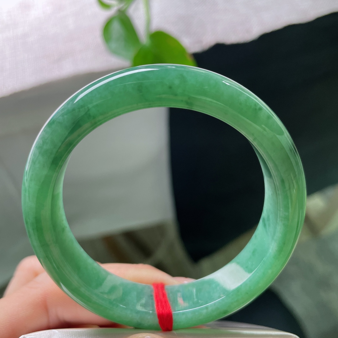 54.3/13/8.8，绿底正圈，一点皮纹，满圈底色均匀柔和，自带流动的墨色飘丝，绿意灵动不散，韵味