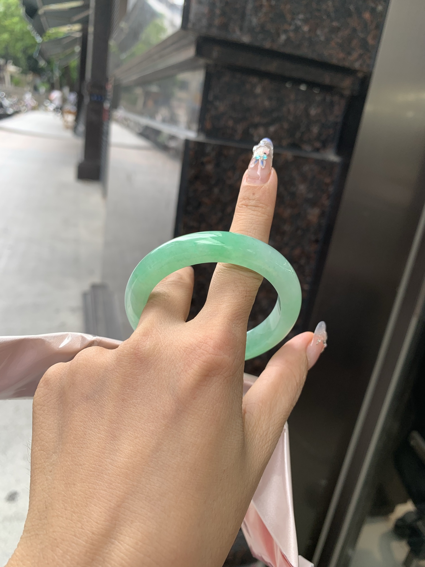 满绿正圈 51-8-10.7 0502-N599 打灯细纹，微底妆水润，满圈阳绿鲜艳青翠，色泽均匀分布，举手投足之间散发出来的贵气感