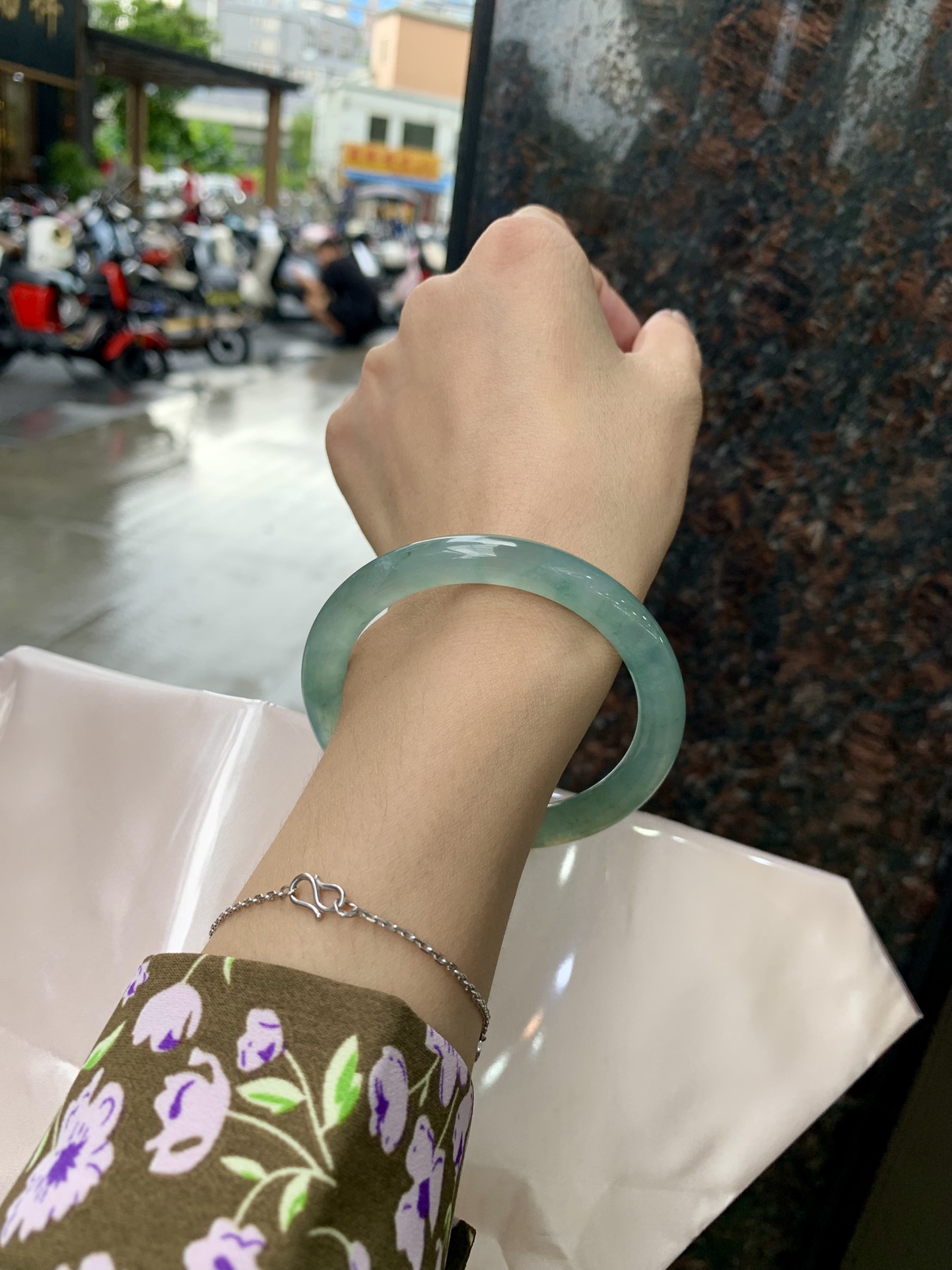 冰蓝美人条 53.8-8.2-8 0824-X634 打灯细纹，底妆冰胶润，千变万化的冰晴蓝底色，拥有海的颜色，却散发着星空的光芒，这是一只来自冰川蓝的清冷气质仙女镯