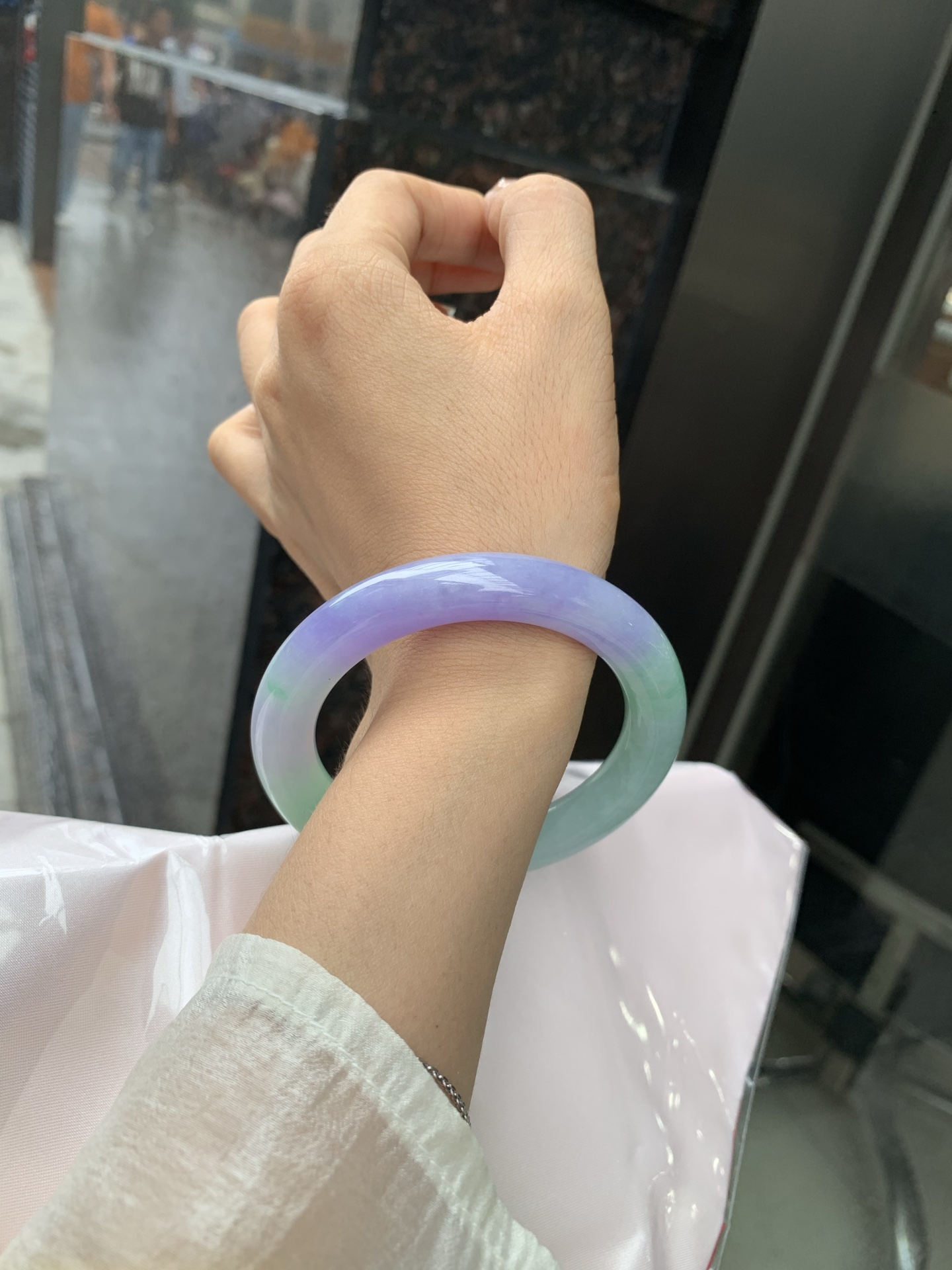 浓紫春彩圆条 56.5-10.7-10.5 0519-N764 打灯多处纹，烟雨入春俏，彩祥出云端，果阳绿花色碰上浓妆艳抹妖紫，像是融化了春天，所有美好交织在一起，上手贵气显眼