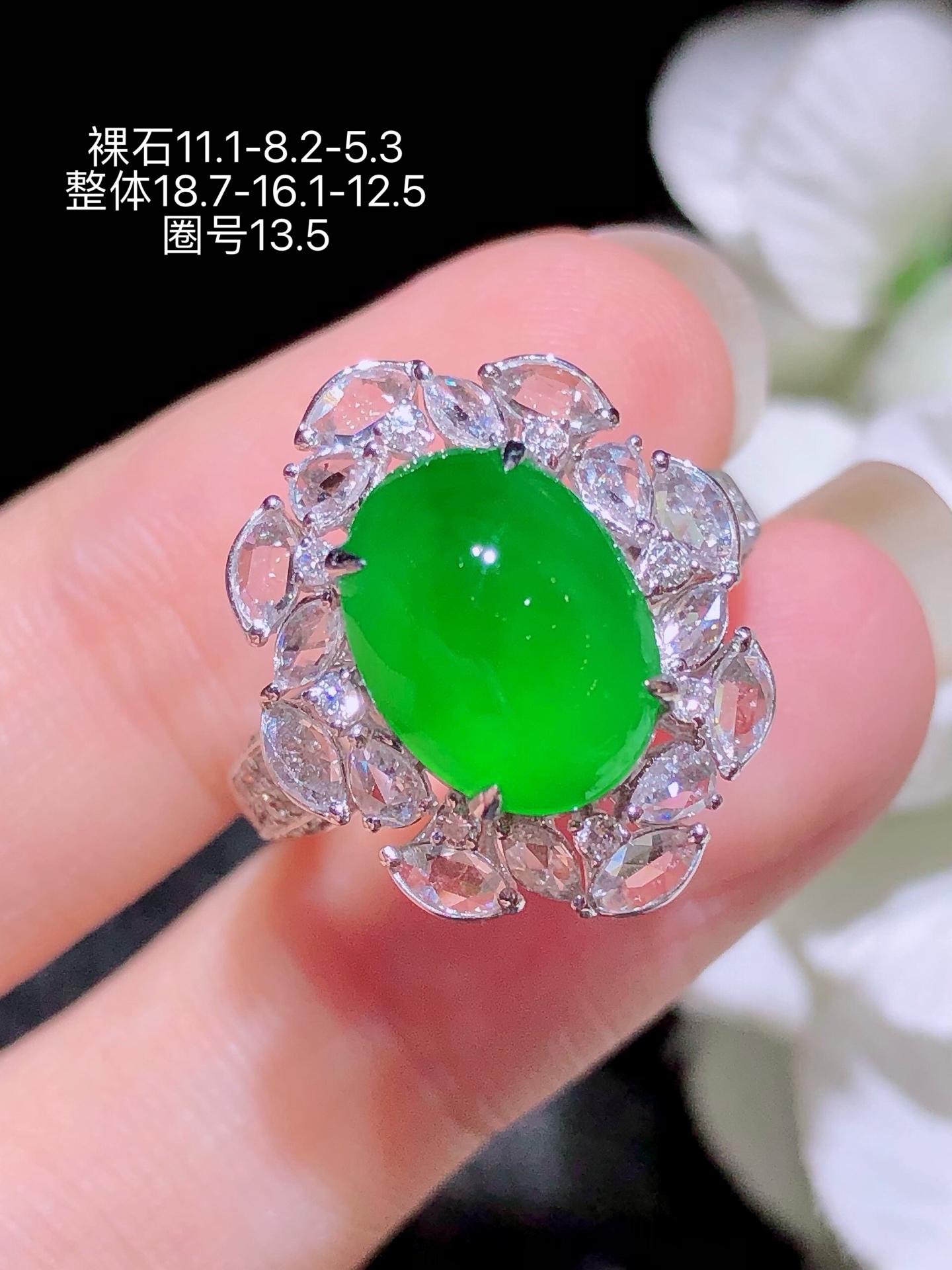 ️18K金镶 阳绿蛋面戒指 无裂 水润色艳 品相饱满 苹果拍摄，实物更好看，11.1-8.2-5.3