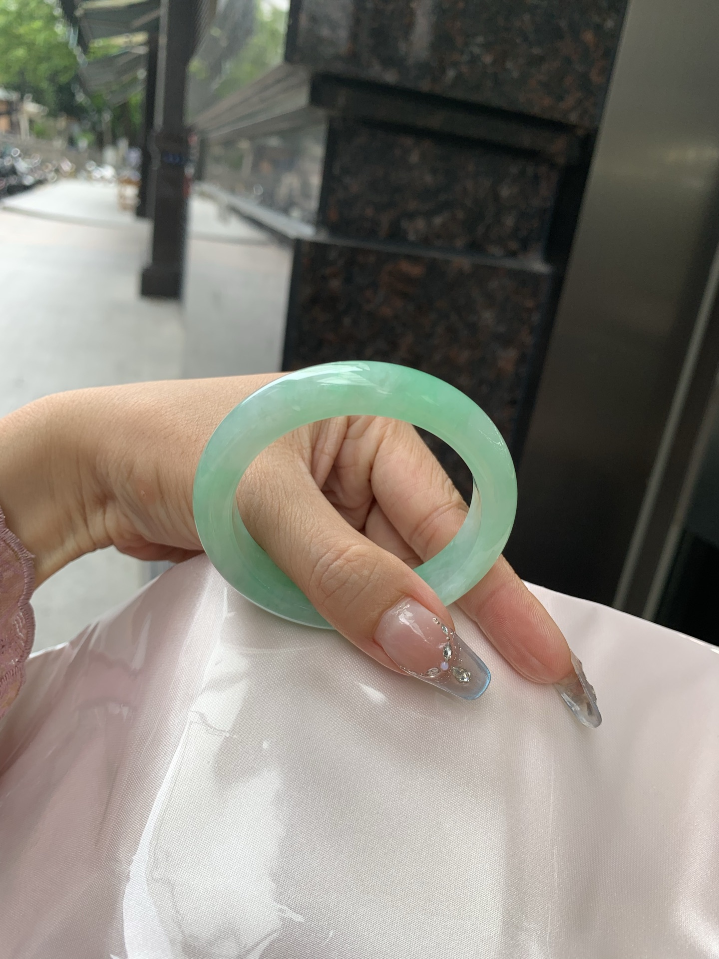 满绿正圈 51-8-10.7 0502-N599 打灯细纹，微底妆水润，满圈阳绿鲜艳青翠，色泽均匀分布，举手投足之间散发出来的贵气感