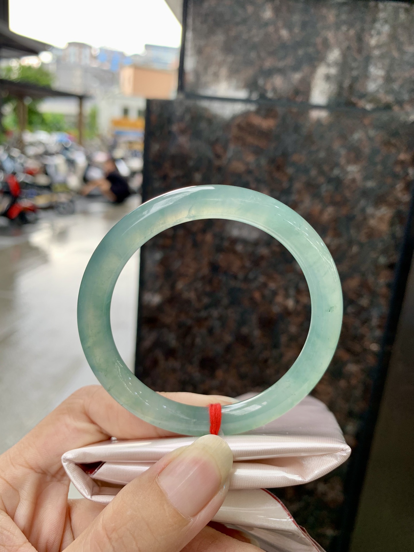 冰蓝美人条 53.8-8.2-8 0824-X634 打灯细纹，底妆冰胶润，千变万化的冰晴蓝底色，拥有海的颜色，却散发着星空的光芒，这是一只来自冰川蓝的清冷气质仙女镯