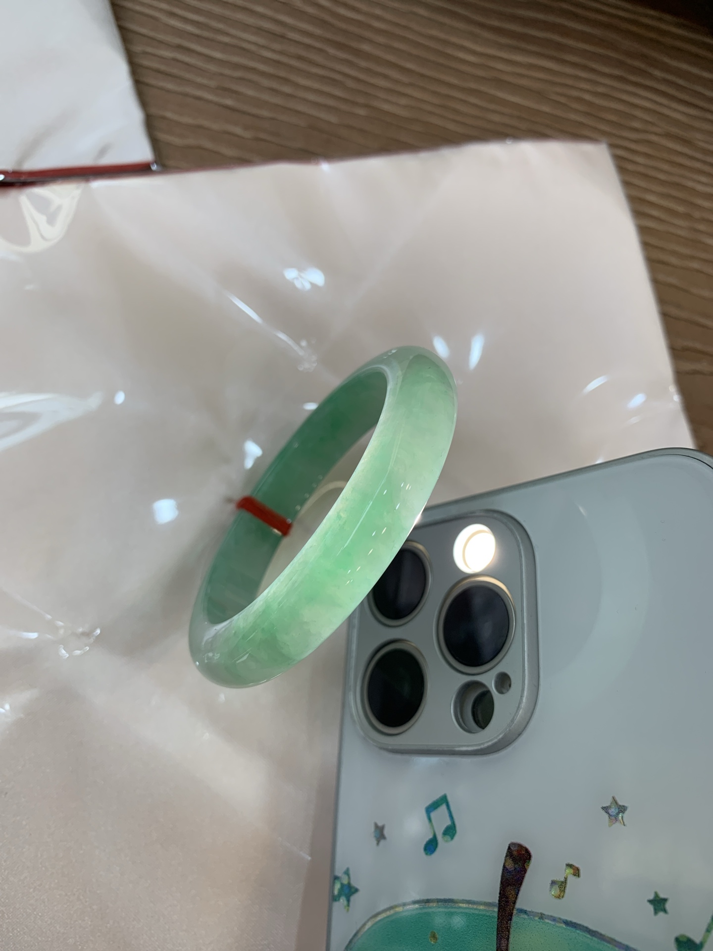 满绿正圈 51-8-10.7 0502-N599 打灯细纹，微底妆水润，满圈阳绿鲜艳青翠，色泽均匀分布，举手投足之间散发出来的贵气感