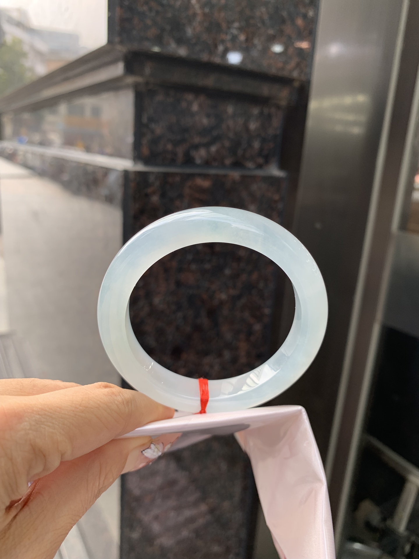 冰蓝正圈 55.9-9-11.2 0307-N166-6 打灯棉絮，底妆冰润细腻，千变万化的冰晴蓝底色，拥有海的颜色，却散发着星空的光芒，这是一只来自冰川蓝的清冷气质仙女镯。
