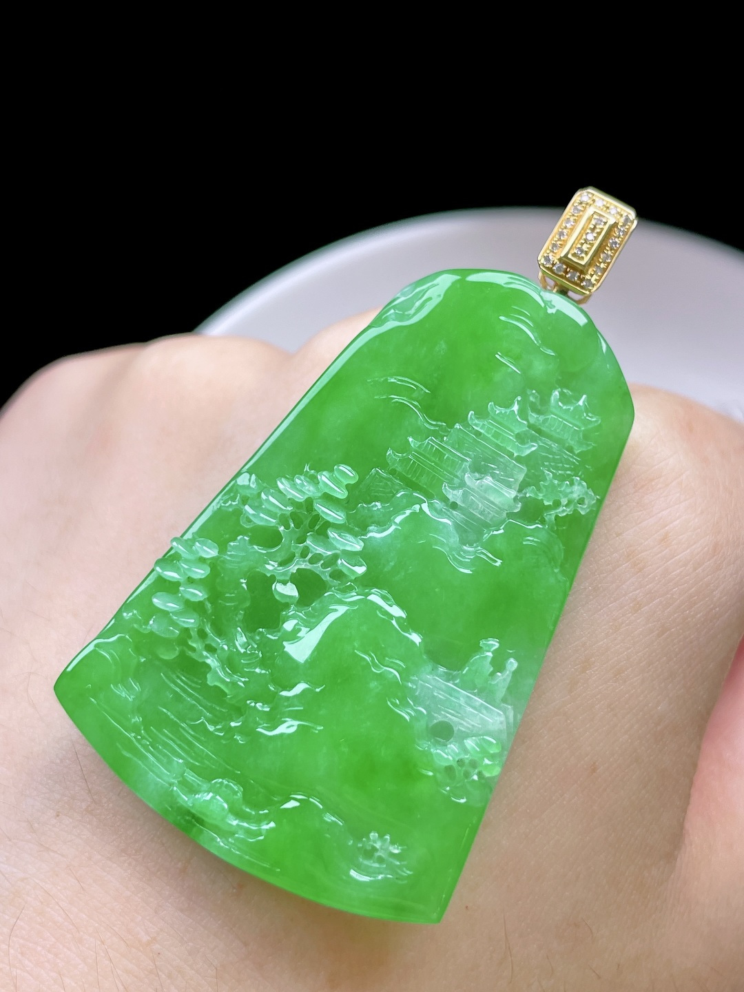 ️ 冰阳绿山水牌 色泽鲜艳，种老水润，18k金镶嵌 整体：56.3 裸石：48/32/5.9