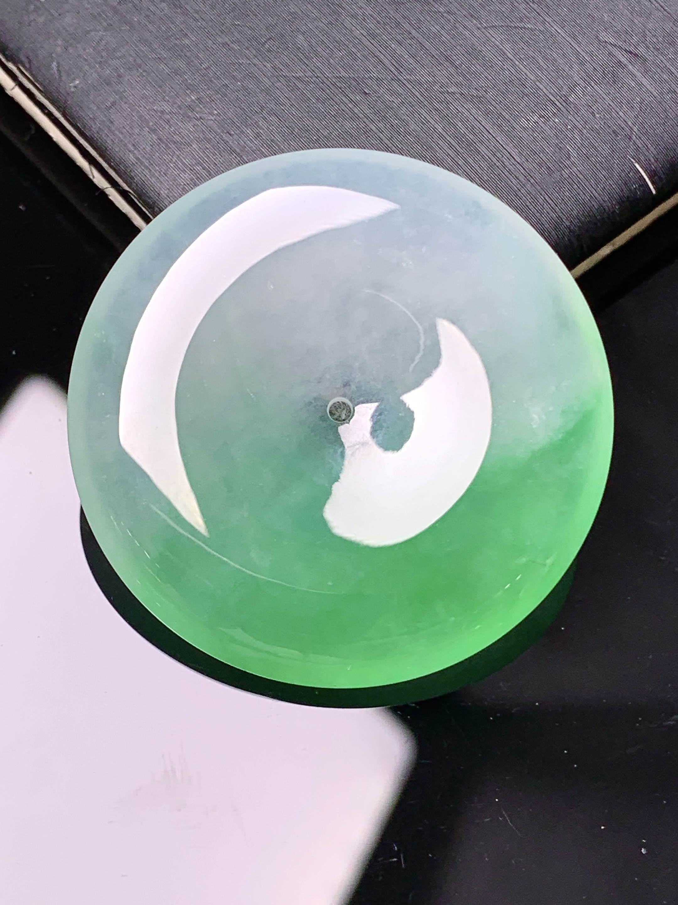 飘绿平安扣吊坠 玉质细腻 色泽艳丽清新 水润亮眼 整体尺寸32.6*5.6 x1