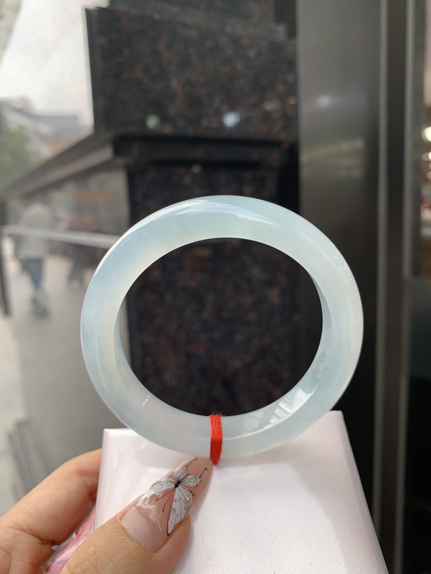 冰蓝正圈 55.9-9-11.2 0307-N166-6 打灯棉絮，底妆冰润细腻，千变万化的冰晴蓝底色，拥有海的颜色，却散发着星空的光芒，这是一只来自冰川蓝的清冷气质仙女镯。