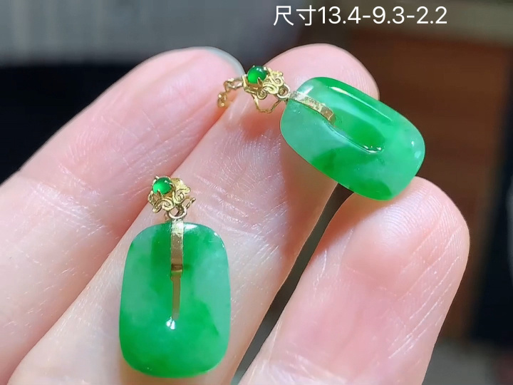 ️ 18K 冰绿方糖扣耳坠 无裂 尺寸，13.4-9.3-2.2
