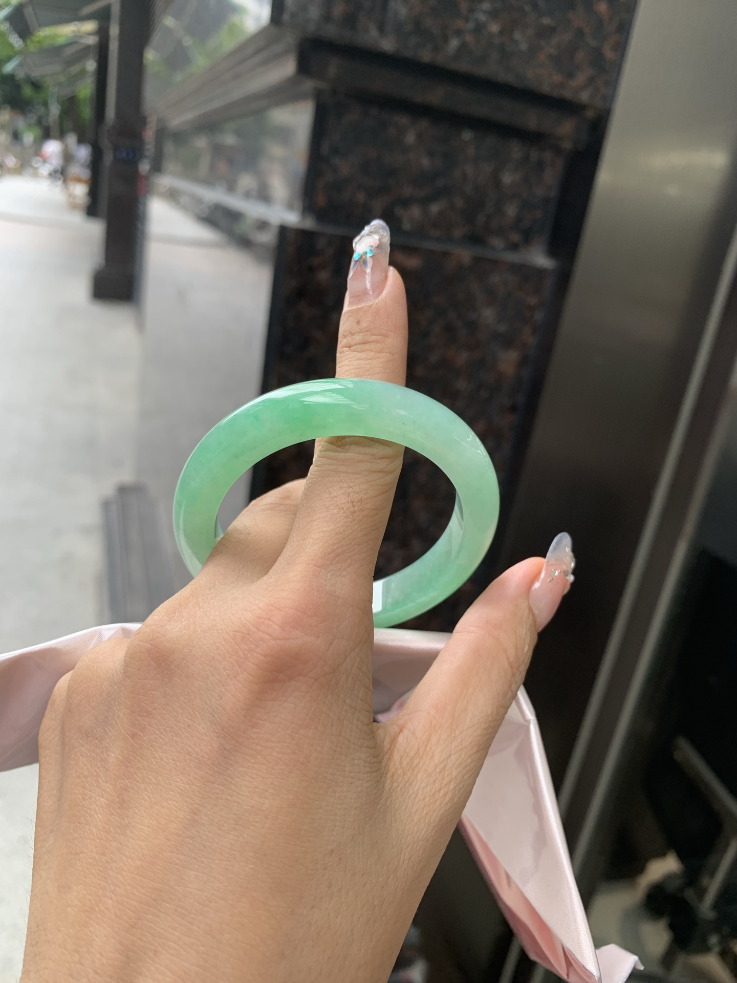 满绿正圈 51-8-10.7 0502-N599 打灯细纹，微底妆水润，满圈阳绿鲜艳青翠，色泽均匀分布，举手投足之间散发出来的贵气感