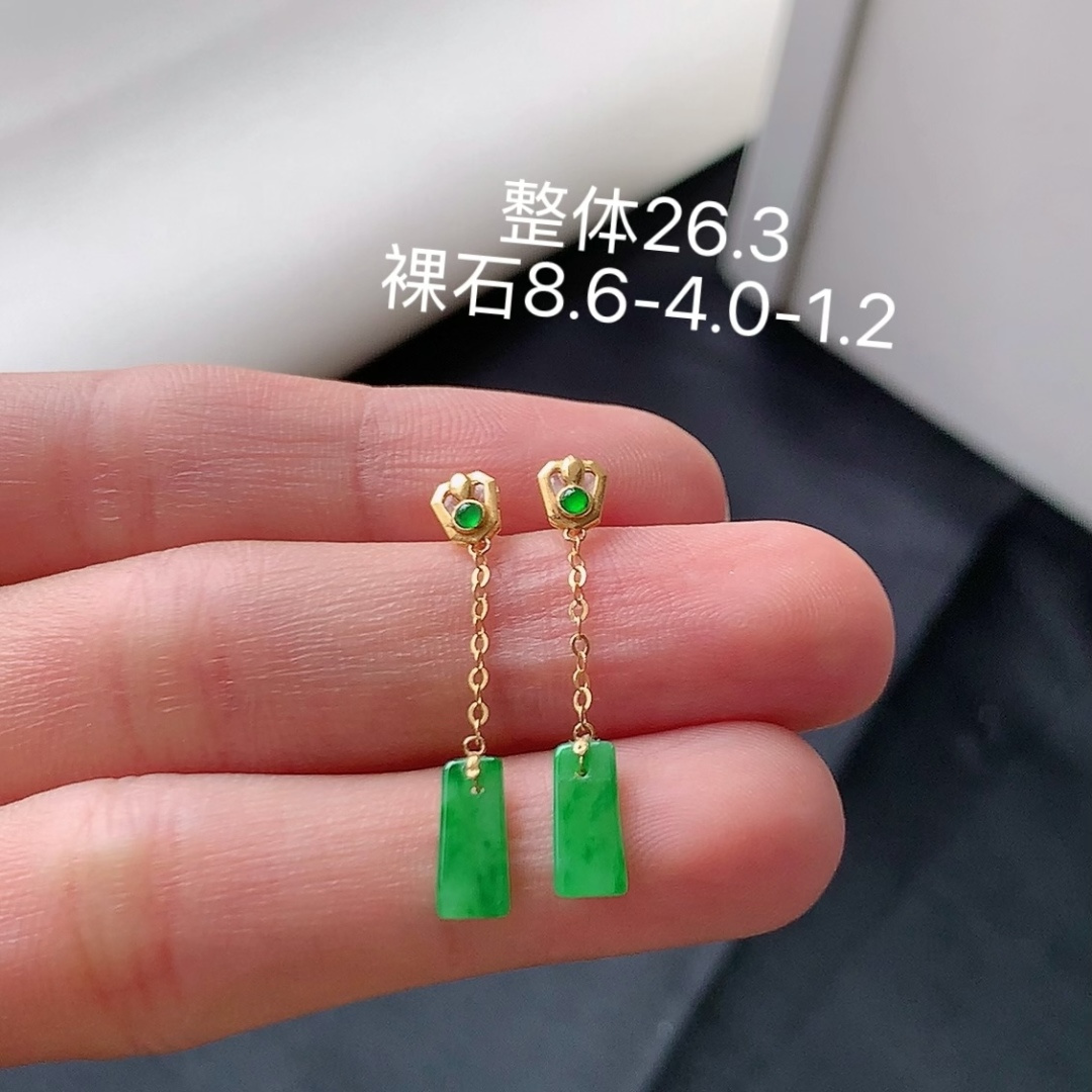 ️ 冰阳绿耳坠 翠色明媚，底子细腻莹润，佩戴精致优雅 货号30916，8.6-4.0-1.2
