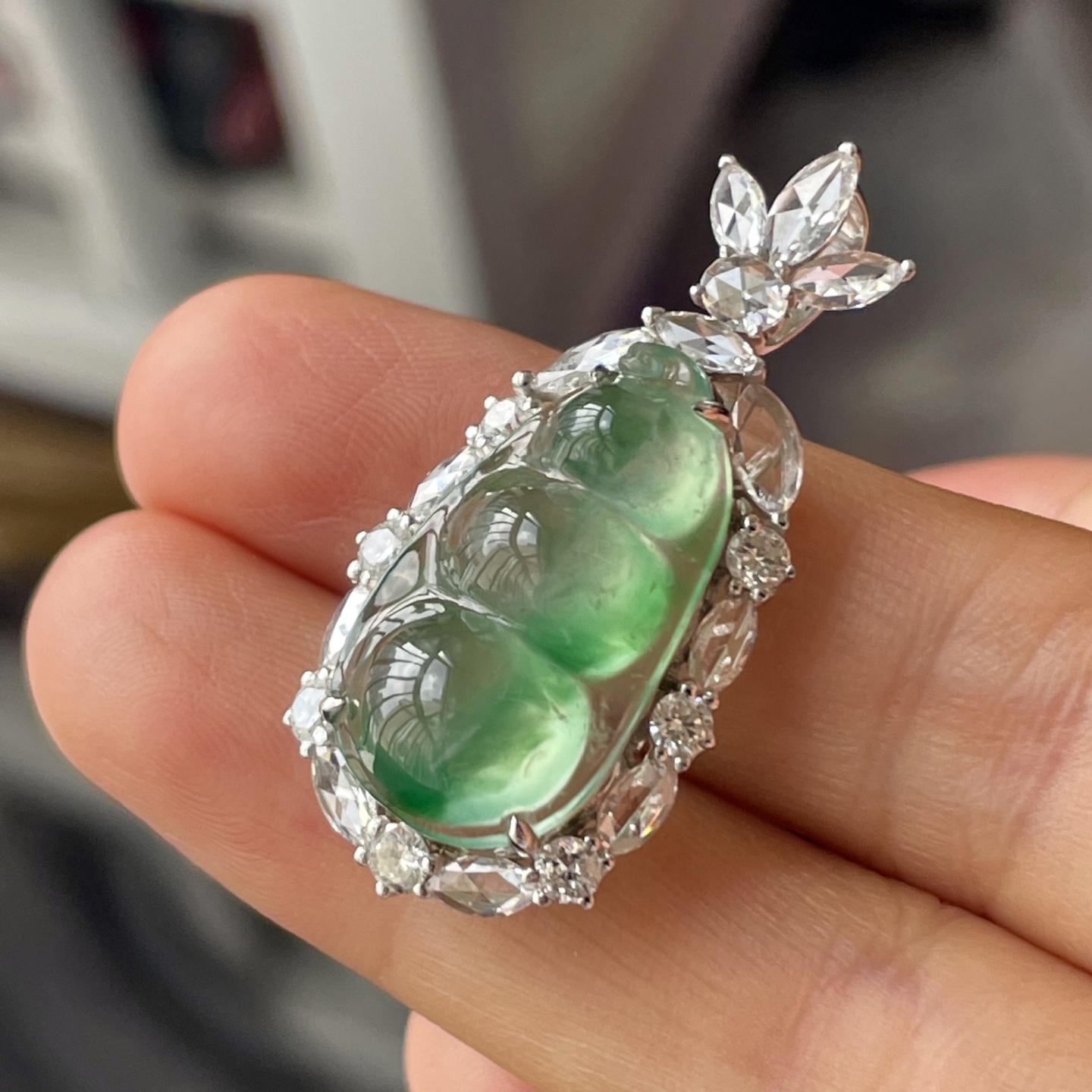 ️缅甸玻璃种飘绿花福豆吊坠，18k金镶嵌，饱满水润，无裂，裸石尺寸21.3/12/6--35.3/17.2/9.5编码0917好数字