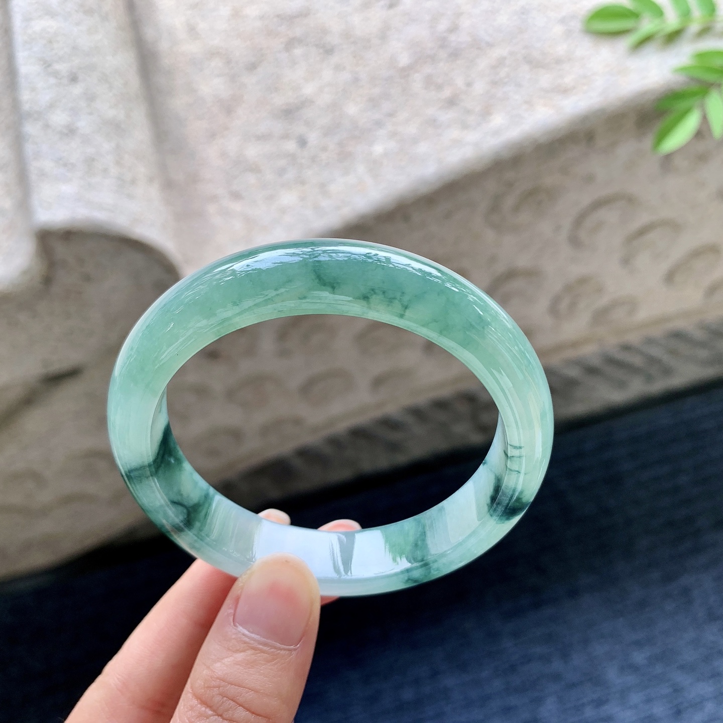 正圈54 55 圈口55.8/12.7/7.7 编码T1091908 糯冰飘绿，水润，种老，细腻，无裂