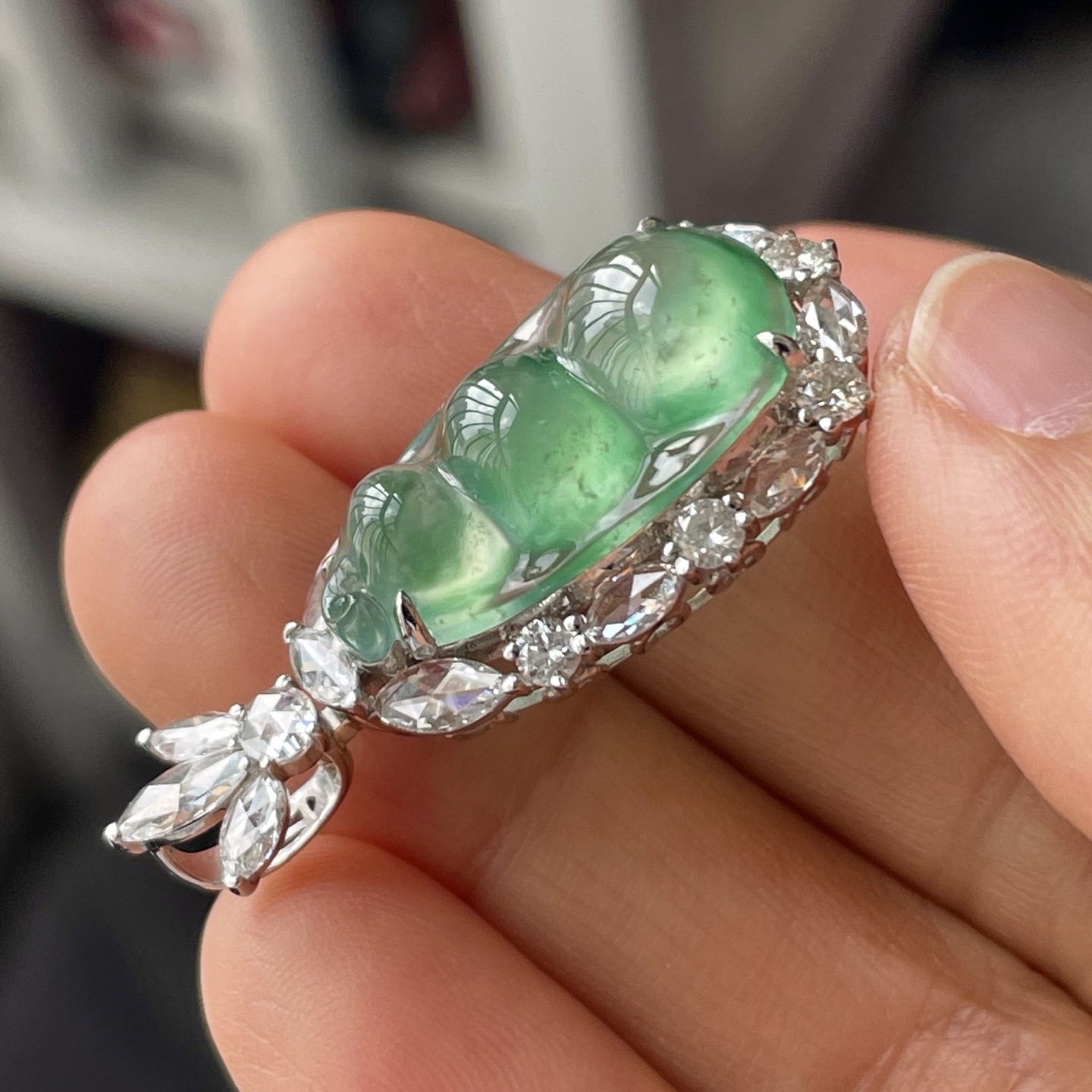 ️缅甸玻璃种飘绿花福豆吊坠，18k金镶嵌，饱满水润，无裂，裸石尺寸21.3/12/6--35.3/17.2/9.5编码0917好数字