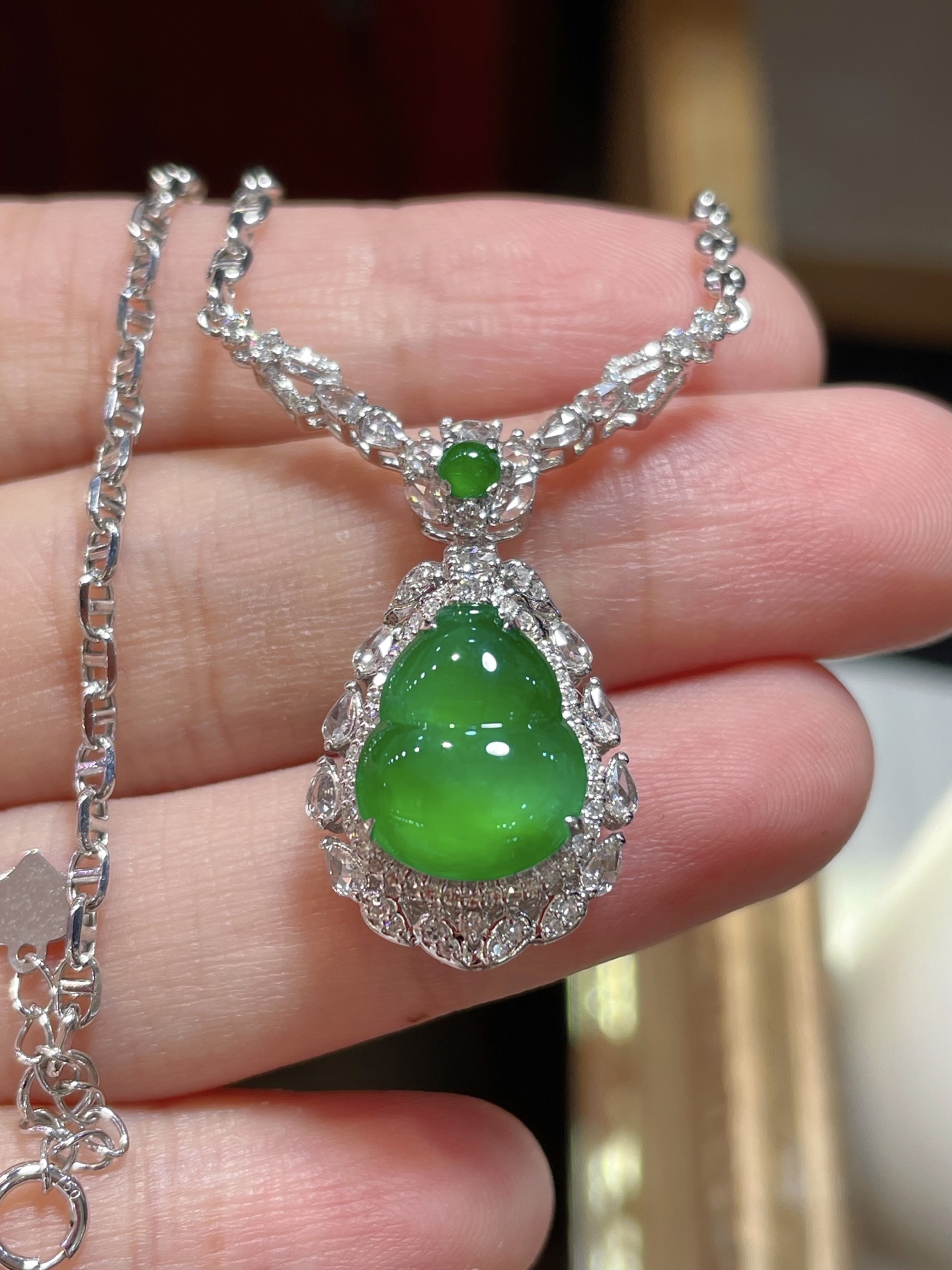 ️含18k金链子 ️性比 超美辣绿晚装款翡翠葫芦项链 冰种辣绿色，颗颗饱满起光，性比很高 18k金镶嵌，值得收藏，12.2-10-3