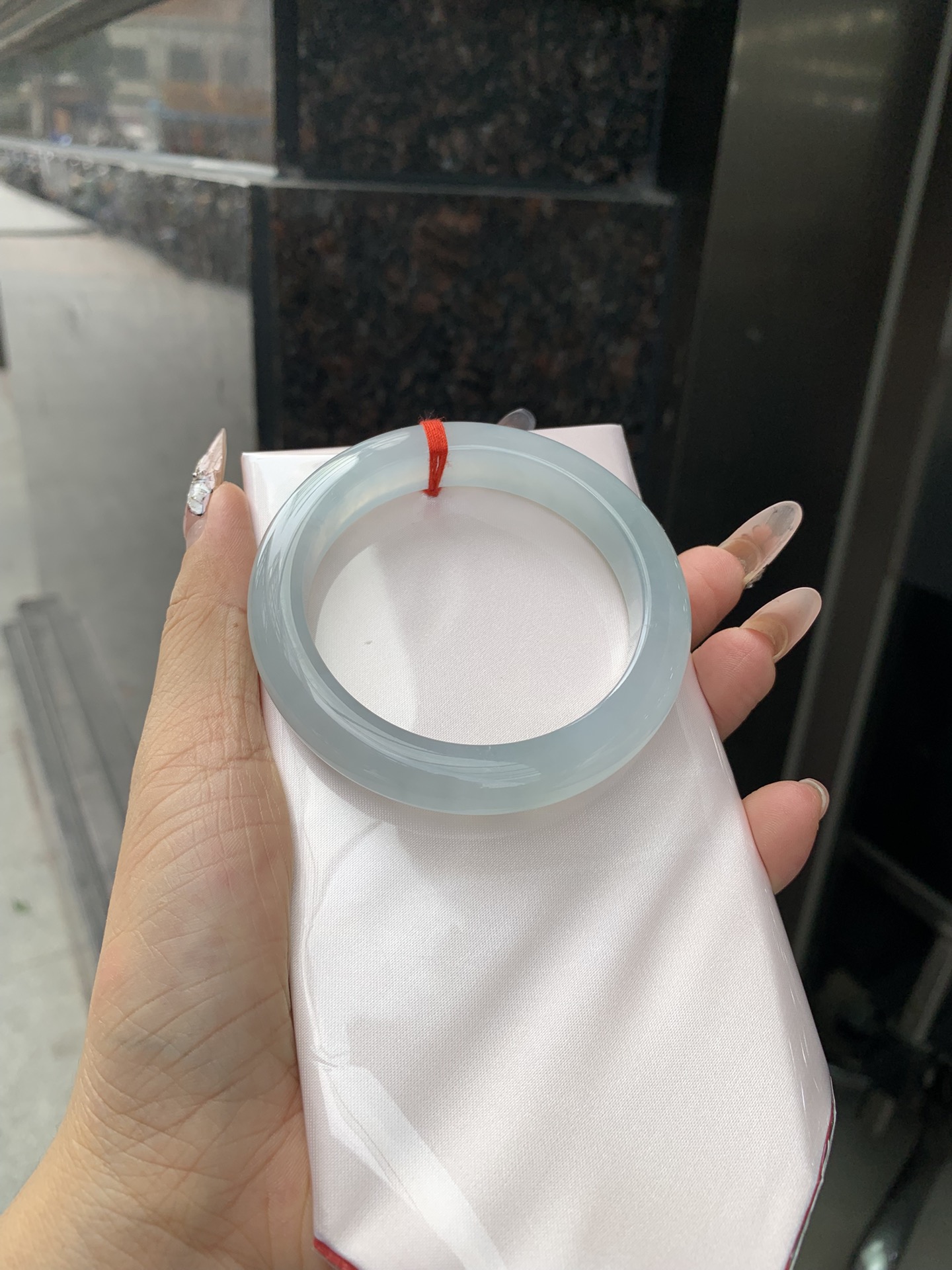 冰蓝正圈 55.9-9-11.2 0307-N166-6 打灯棉絮，底妆冰润细腻，千变万化的冰晴蓝底色，拥有海的颜色，却散发着星空的光芒，这是一只来自冰川蓝的清冷气质仙女镯。