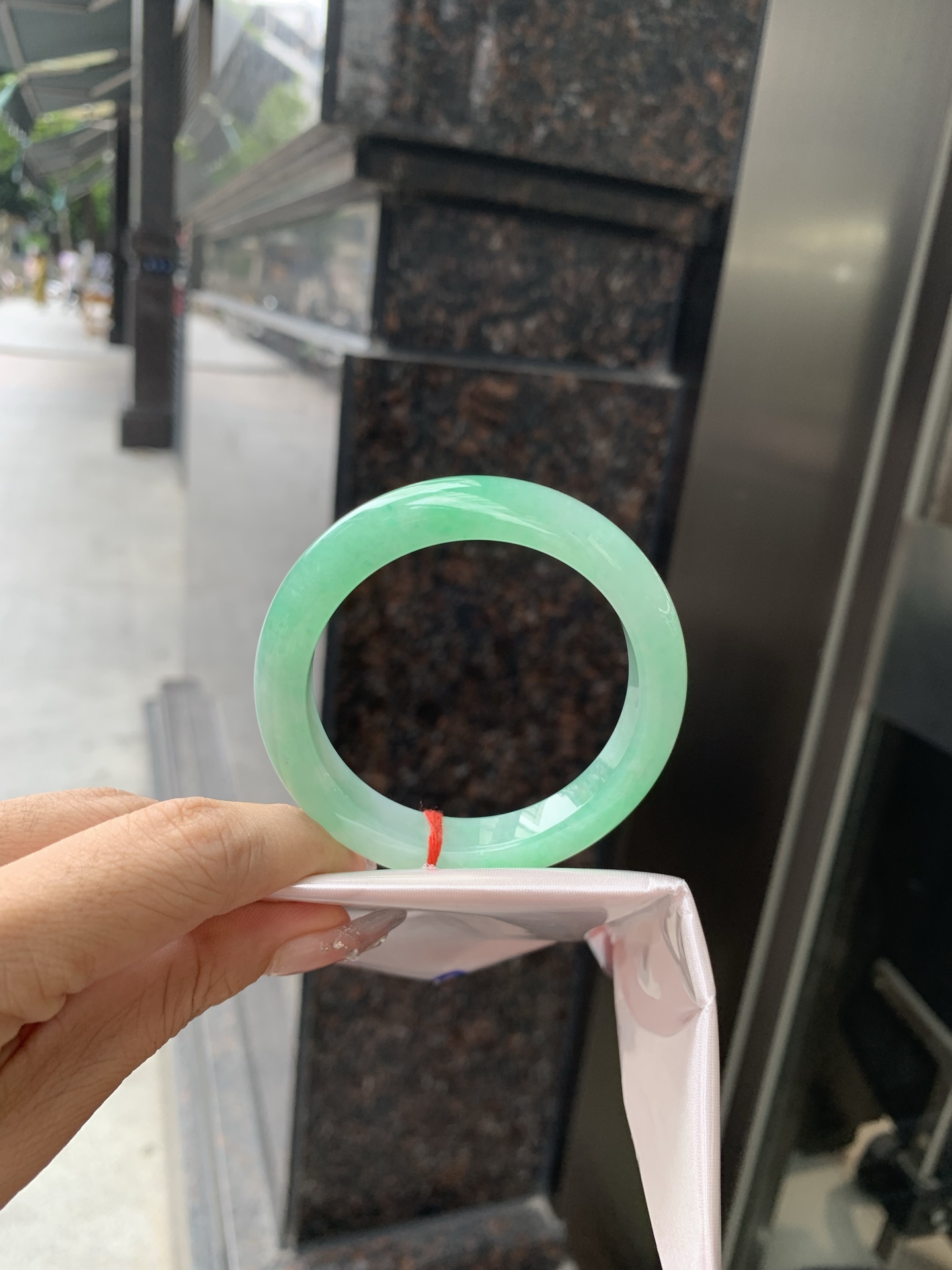 满绿正圈 51-8-10.7 0502-N599 打灯细纹，微底妆水润，满圈阳绿鲜艳青翠，色泽均匀分布，举手投足之间散发出来的贵气感