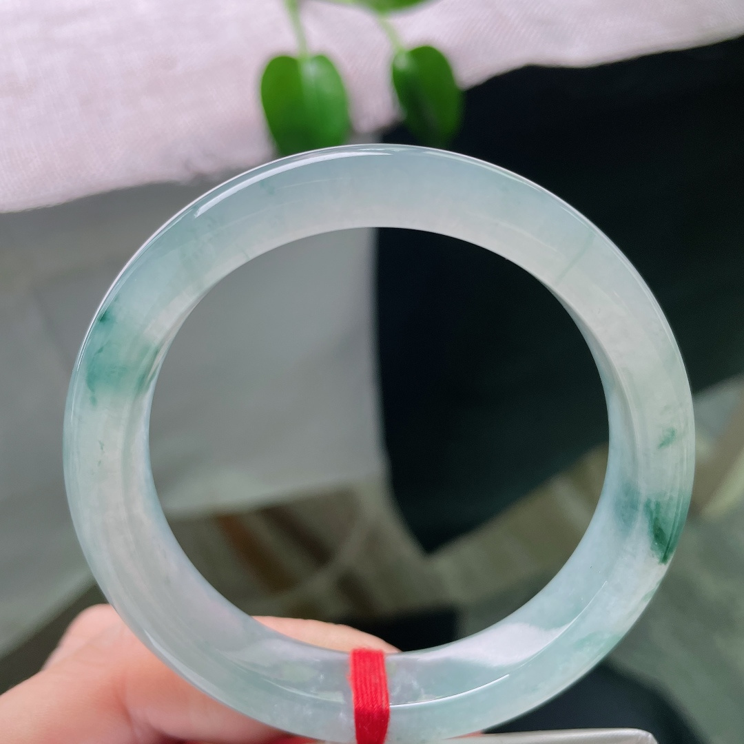 56.6/12.3/8.3，飘花正圈，无裂，冰底澄澈通透，蓝花若远山烟云，素镯简约，藏独一份东方意境