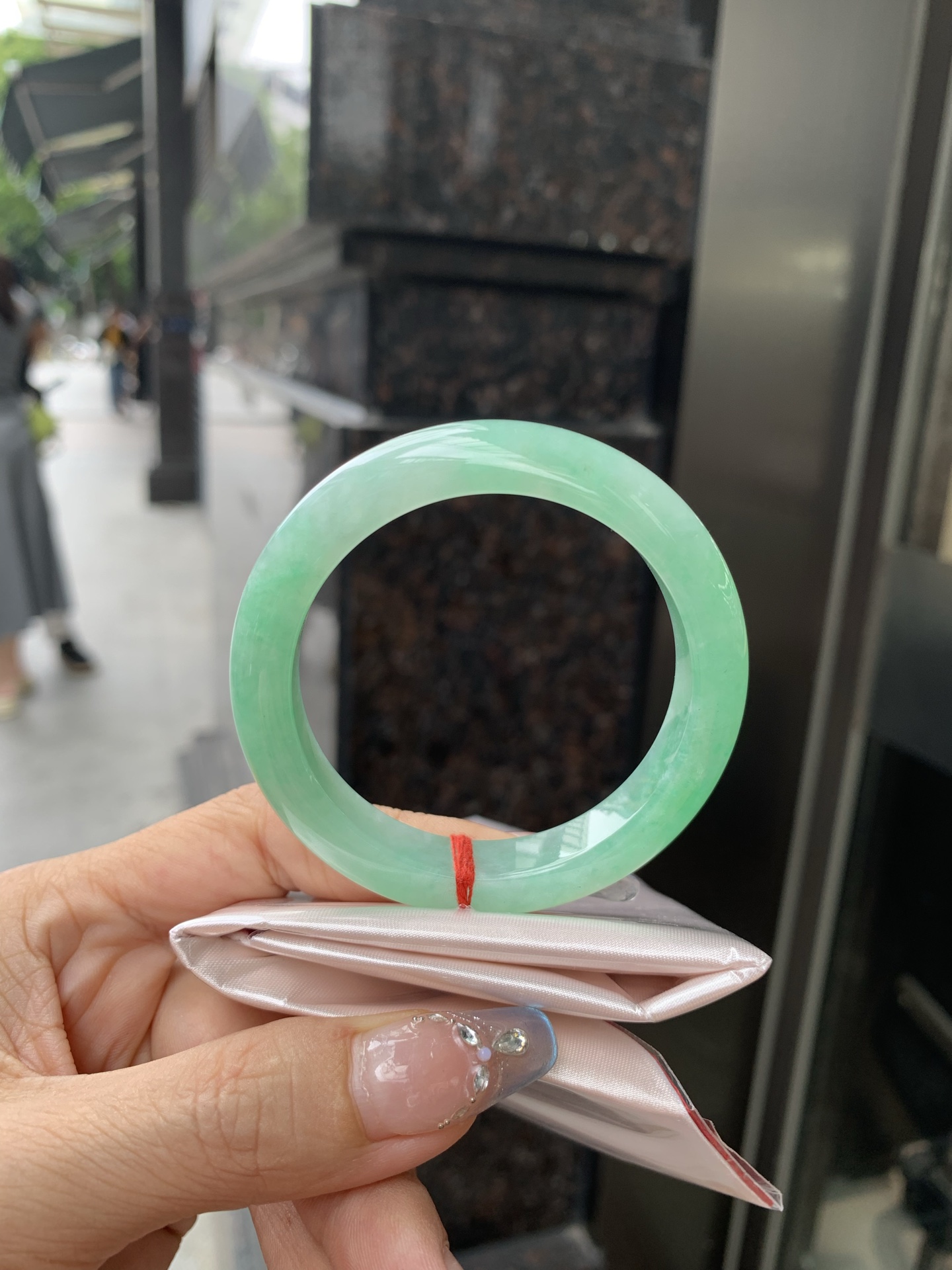 满绿正圈 51-8-10.7 0502-N599 打灯细纹，微底妆水润，满圈阳绿鲜艳青翠，色泽均匀分布，举手投足之间散发出来的贵气感