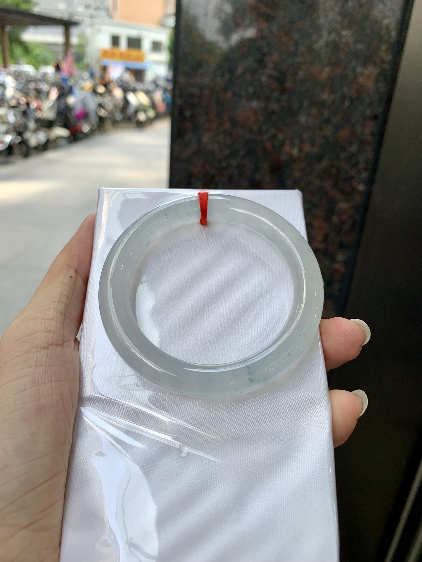 绿底飘花正圈 51.8-12-9.1 0709-174-84 无裂，打灯棉线，不影响，底妆冰胶有透手感，飘小碎花点缀，上手给人一种柔和、宁静的感觉，上手显肤色