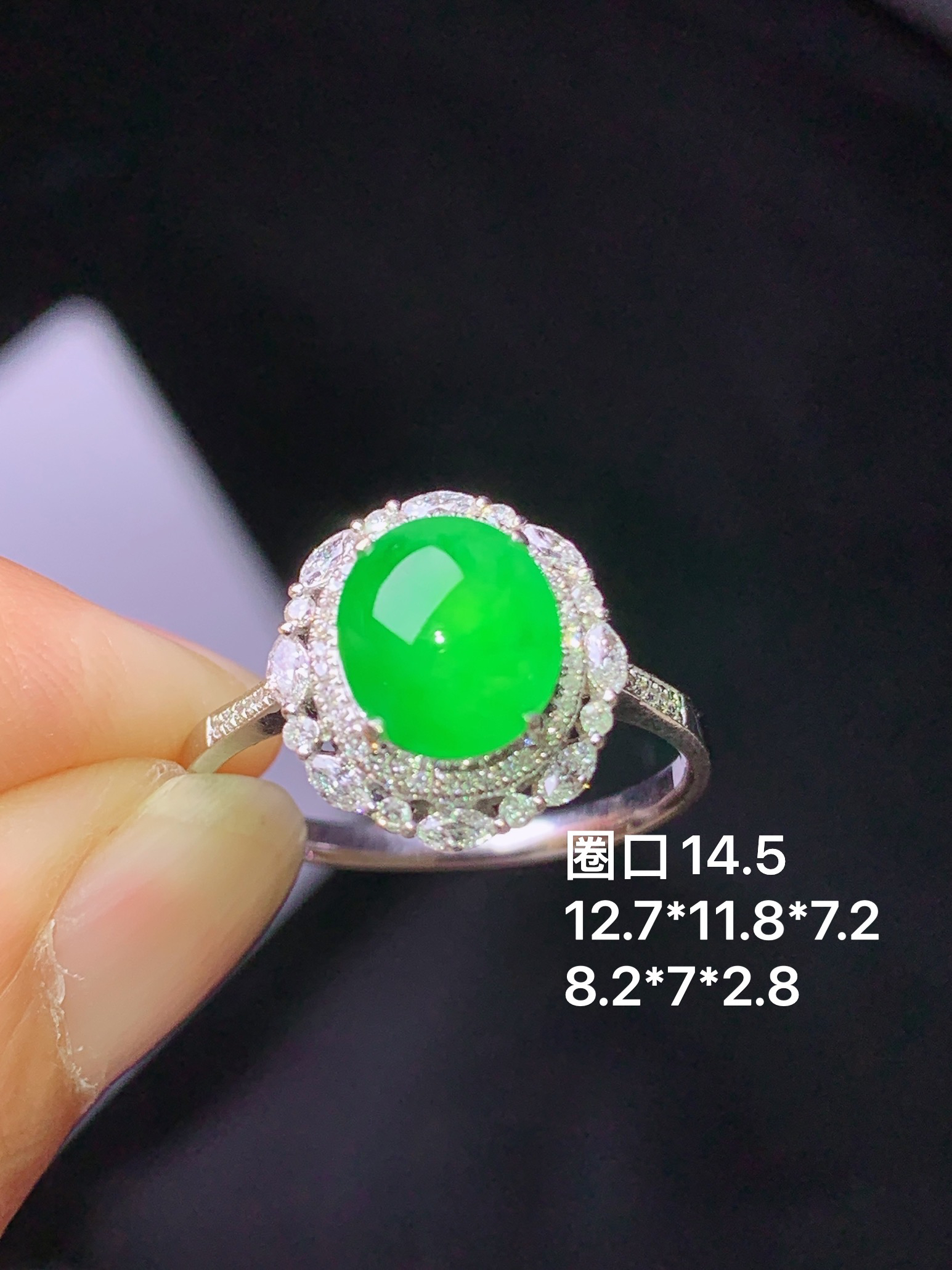 18k金钻镶嵌阳绿蛋面吊坠 玉质细腻 色泽艳丽清新 水润亮眼 圈口14.5 整体尺寸12.7*11.8*7.2 m3