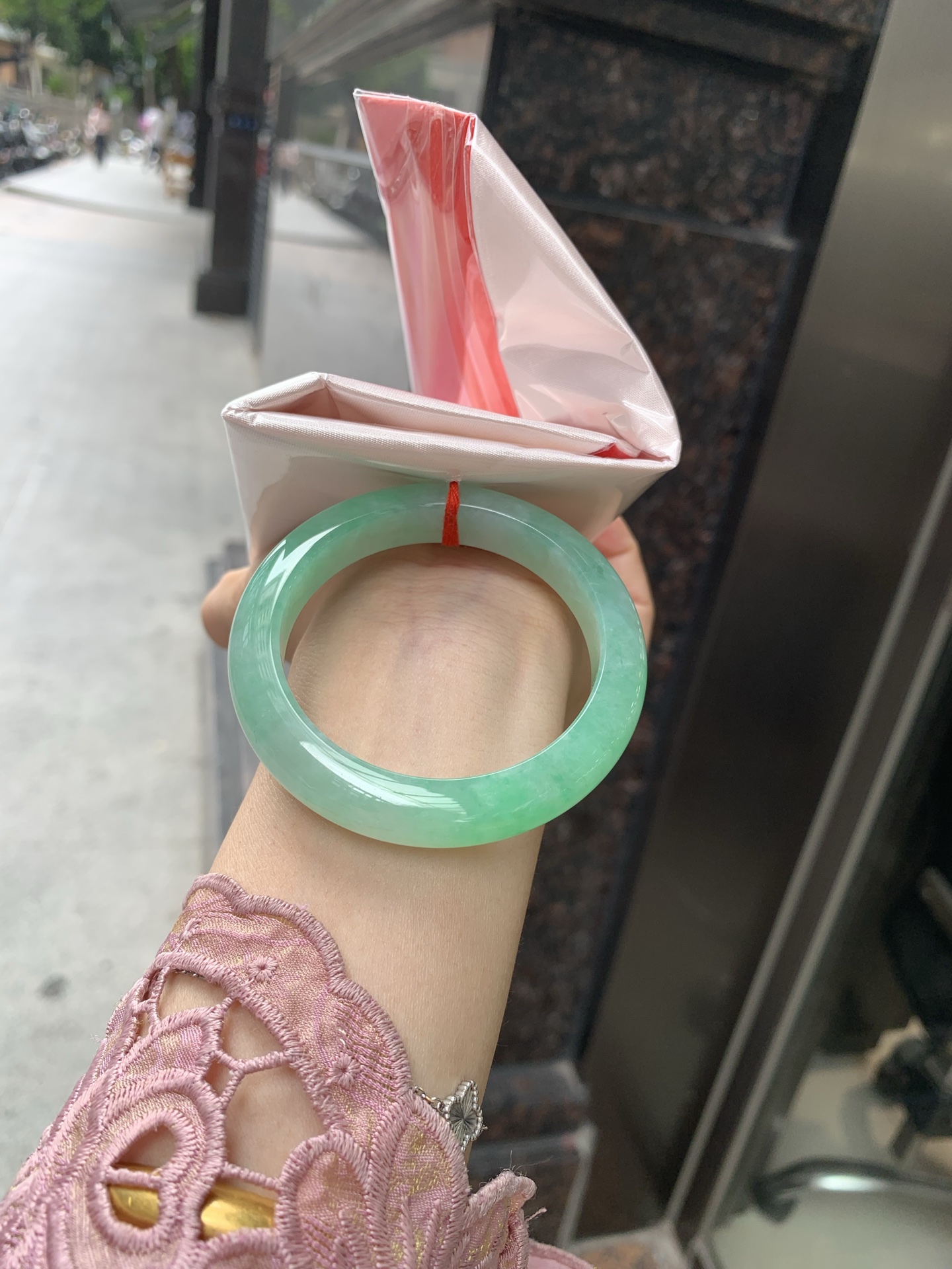满绿正圈 51-8-10.7 0502-N599 打灯细纹，微底妆水润，满圈阳绿鲜艳青翠，色泽均匀分布，举手投足之间散发出来的贵气感