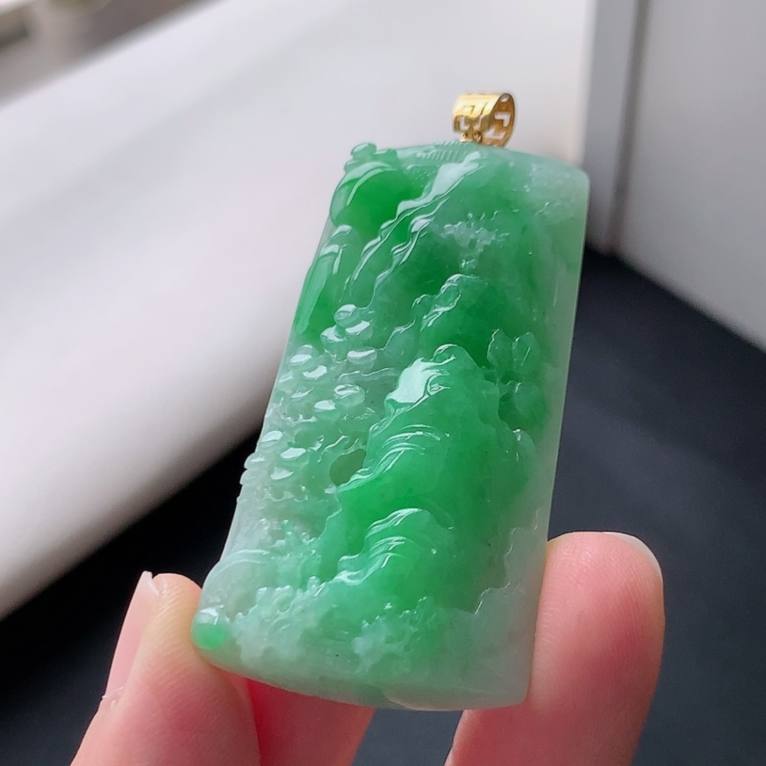 ️ 冰飘绿山水牌吊坠 翠色明媚，底子细腻莹润，佩戴清新优雅 货04831，49.9-25.7-9.2