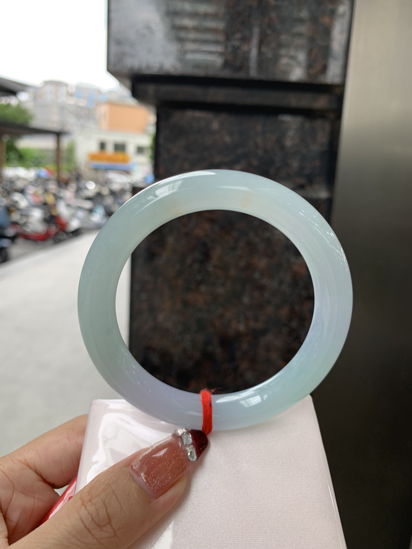 三彩圆条 58.7-10.3-10.4 0923-X757 无裂，底妆细腻，春彩洒金，有三彩特色，仿佛彩虹般的色彩，绚丽梦幻，气质清新淡雅，上手靓丽大方。