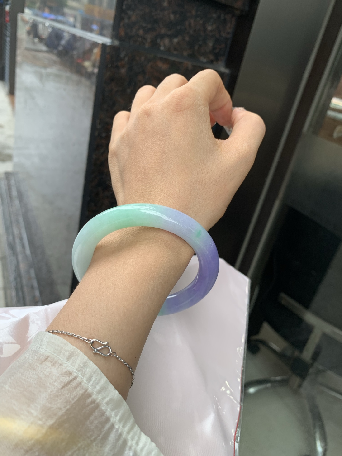 浓紫春彩圆条 56.5-10.7-10.5 0519-N764 打灯多处纹，烟雨入春俏，彩祥出云端，果阳绿花色碰上浓妆艳抹妖紫，像是融化了春天，所有美好交织在一起，上手贵气显眼