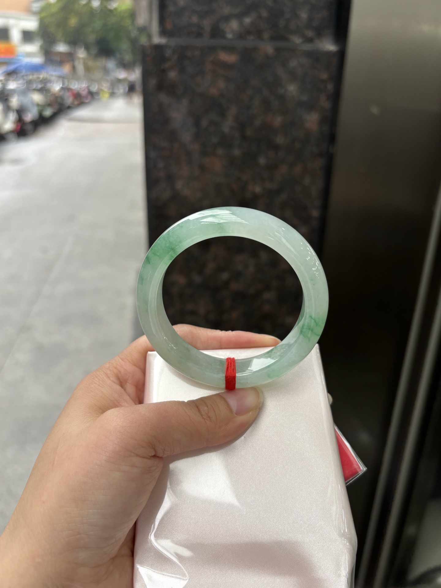飘绿花正圈 53.9-13.2-9 0321-N270 无裂，底子水润细腻，阳绿飘花自然晕染，像春日里的嫩芽，温柔又有生机。