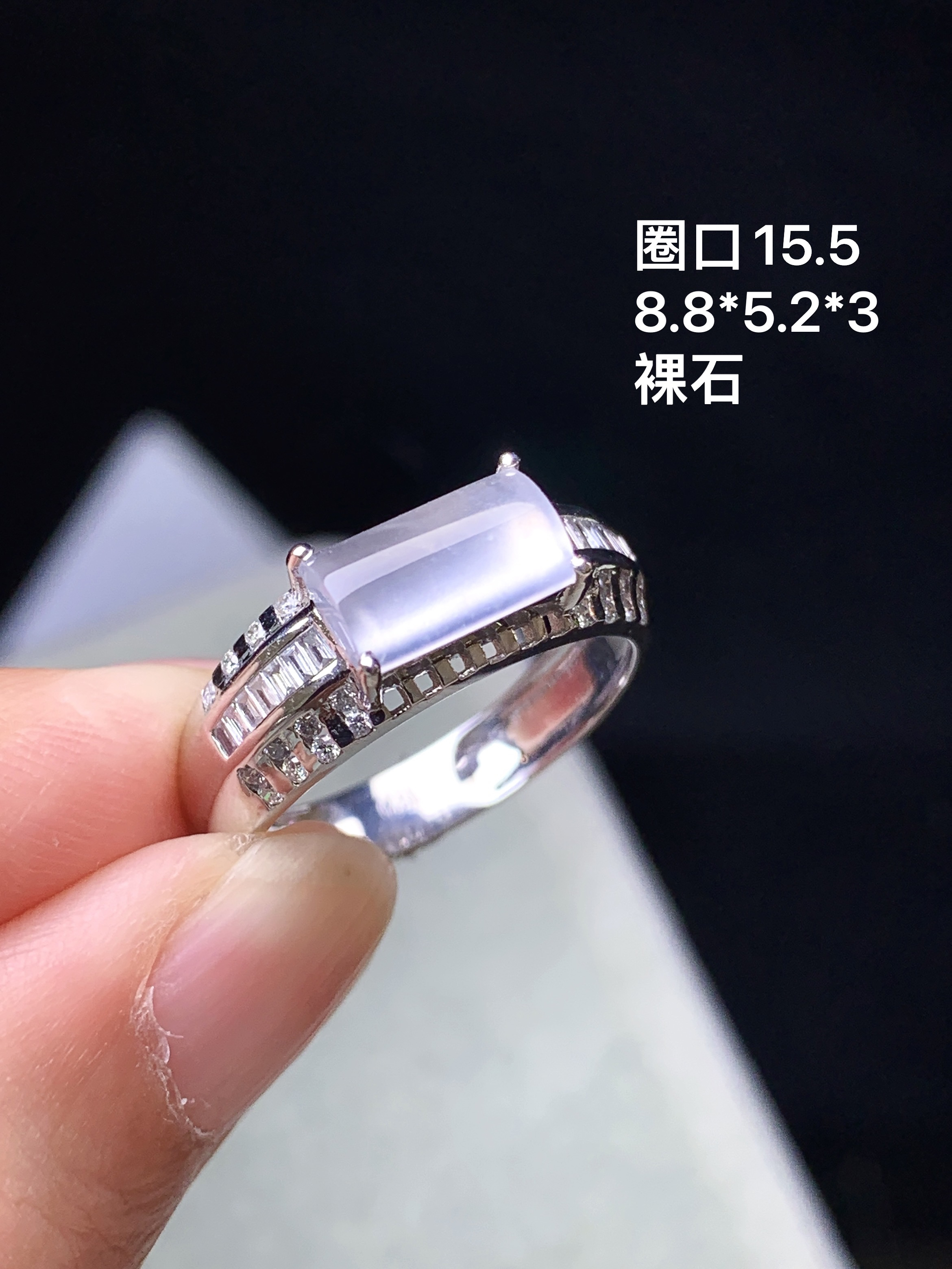 18k金钻镶嵌冰种玉柱戒指 玉质细腻 色泽艳丽清新 水润亮眼 圈口15.5 裸石尺寸8.8*5.2*3 m3