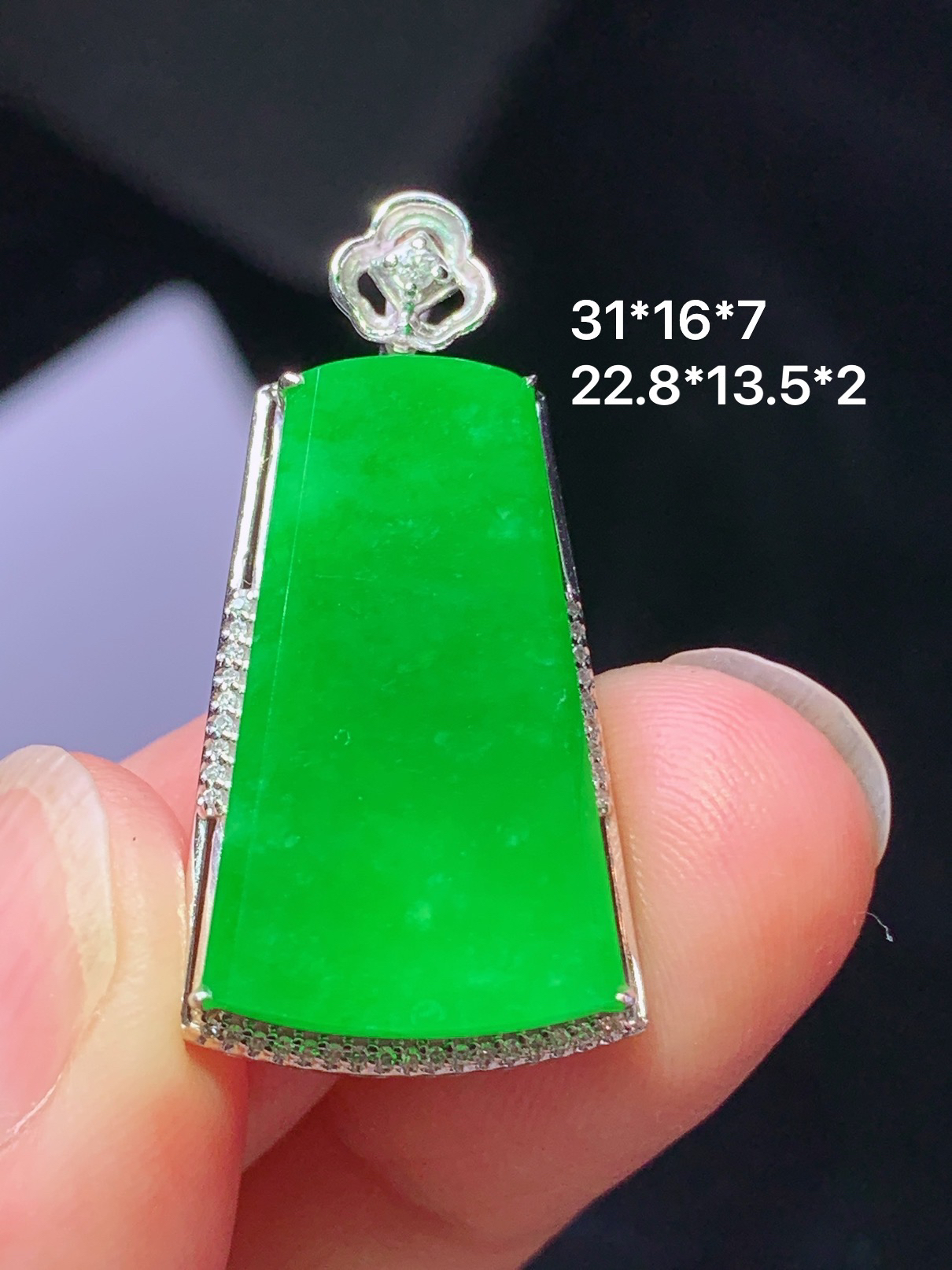 18k金钻镶嵌满绿无事牌吊坠 玉质细腻 色泽艳丽清新 水润亮眼 整体尺寸31*16*7 x9