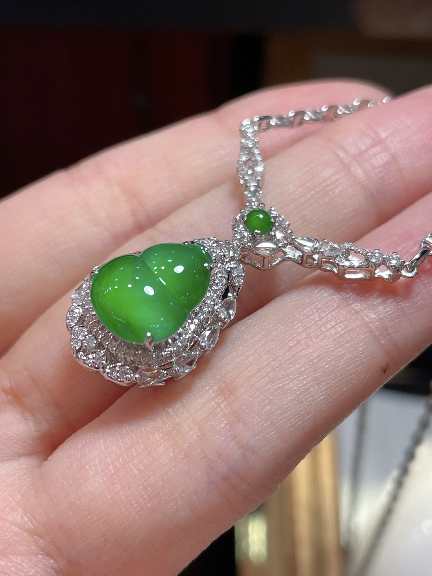 ️含18k金链子 ️性比 超美辣绿晚装款翡翠葫芦项链 冰种辣绿色，颗颗饱满起光，性比很高 18k金镶嵌，值得收藏，12.2-10-3