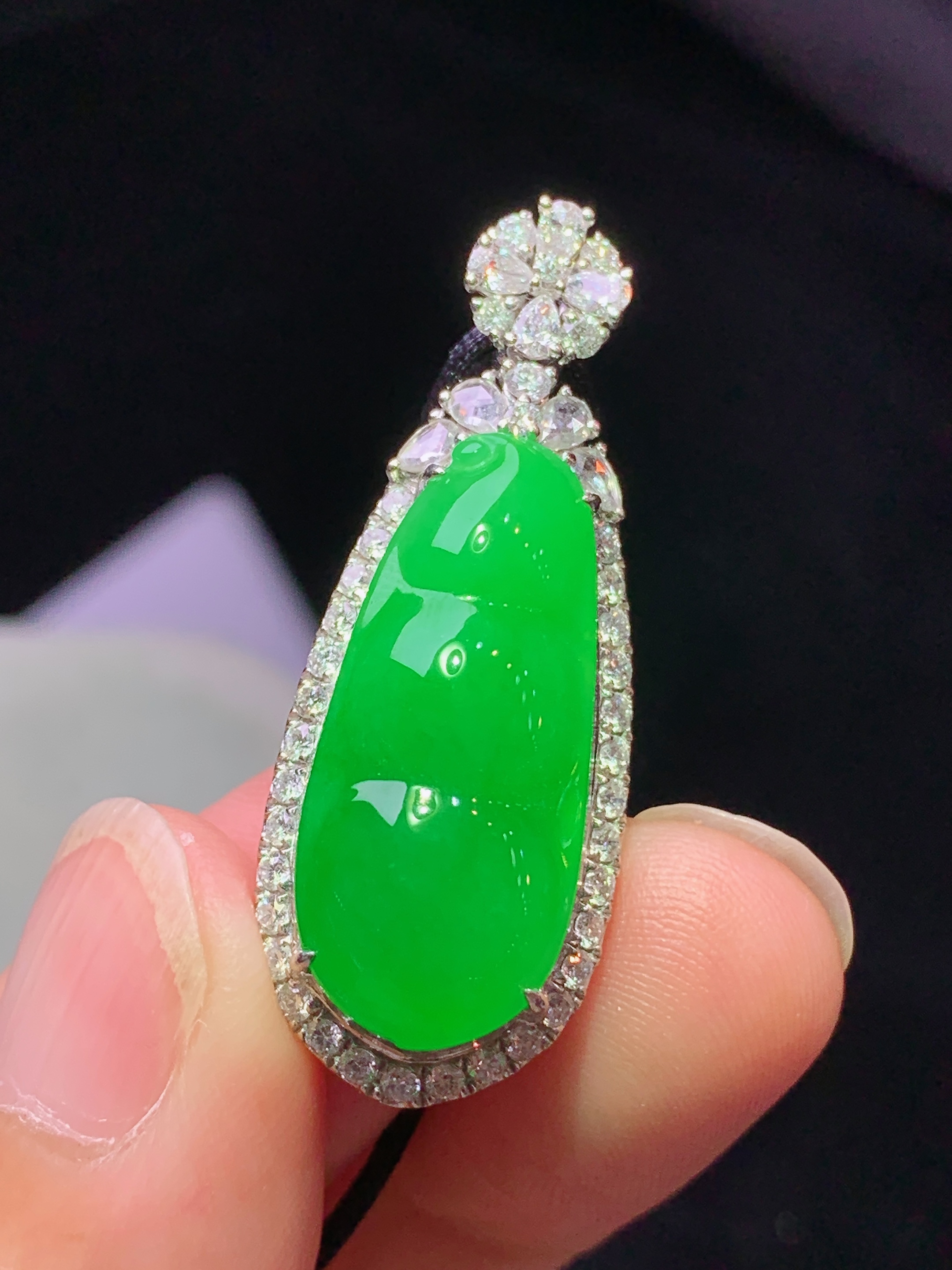 18k金钻镶嵌满绿四季豆吊坠 玉质细腻 色泽艳丽清新 水润亮眼 整体尺寸36.2*14*11 s1