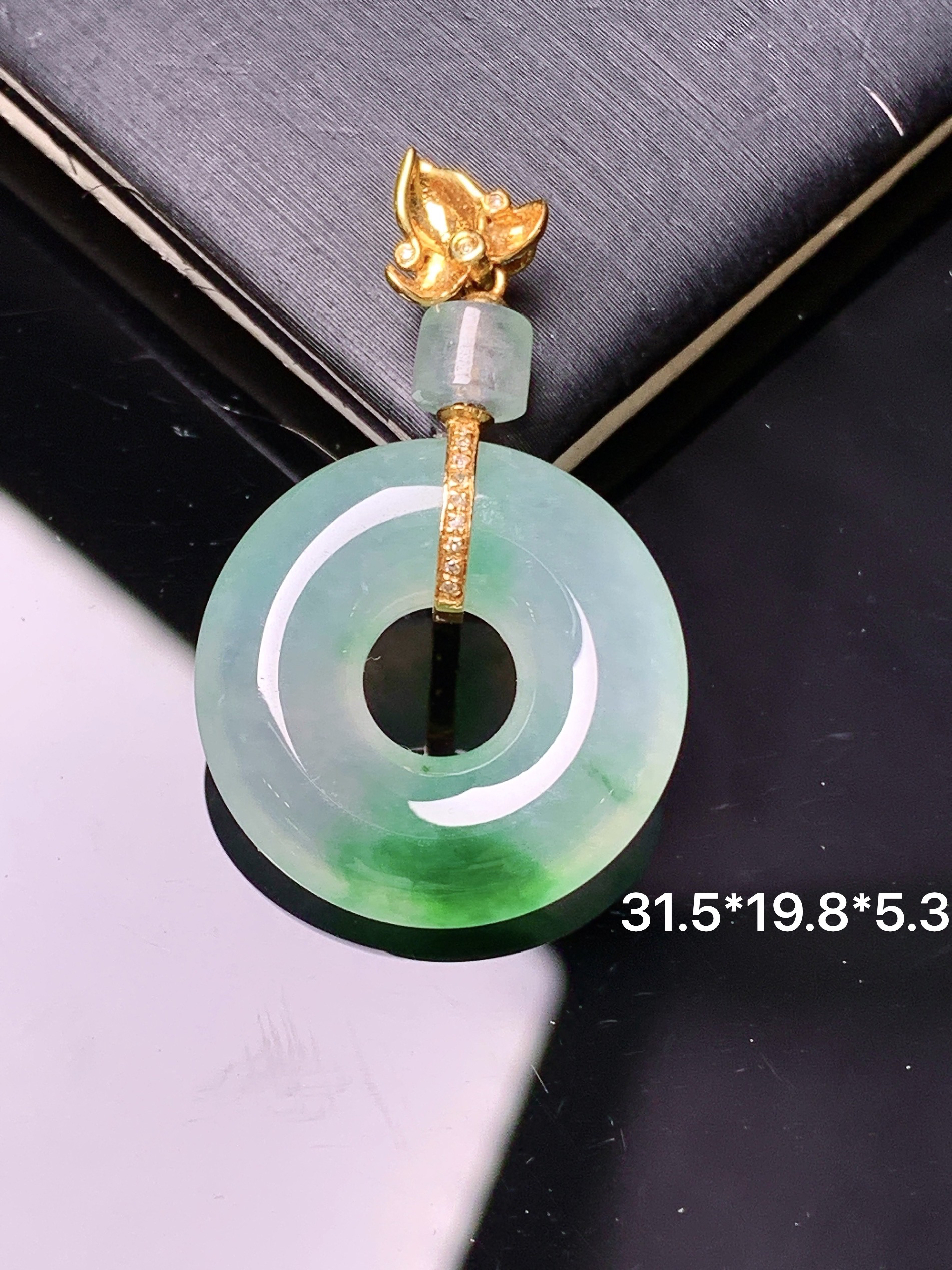 18k金镶嵌飘绿平安环吊坠 玉质细腻 色泽艳丽清新 水润亮眼 整体尺寸31.5*19.8*5.3 m1