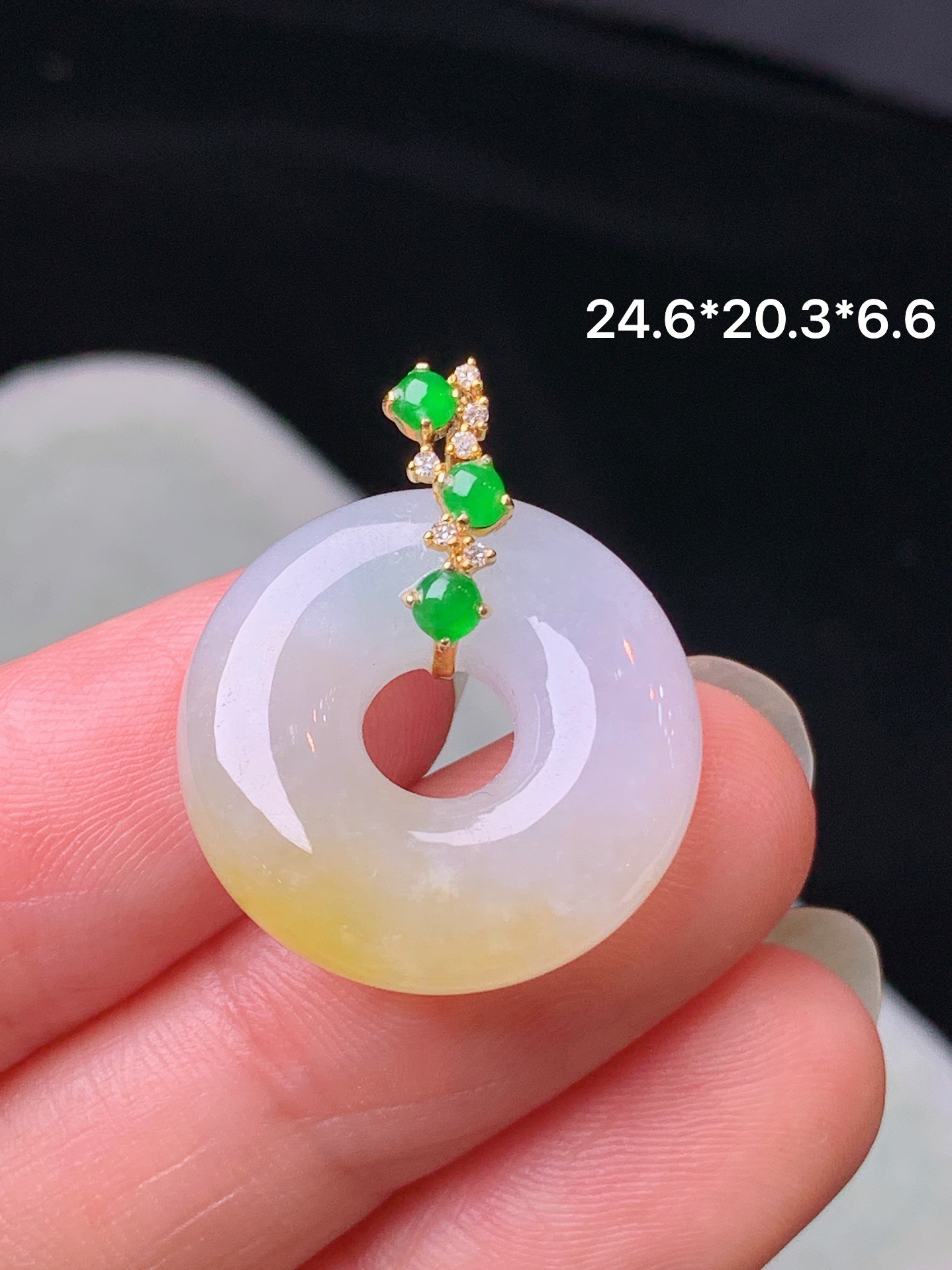 18k金钻镶嵌飘黄翡平安环吊坠 玉质细腻 色泽艳丽清新 水润亮眼 整体尺寸24.6*20.3*6.6 b1