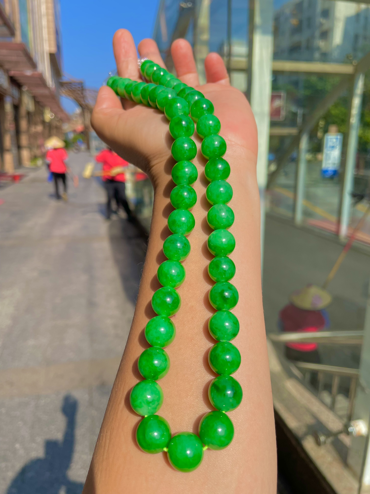 【冰糯种满绿圆珠珠链】冰感十足，通透闪亮，颜色很艳丽，收藏品质，推荐入手。尺寸12-12.5