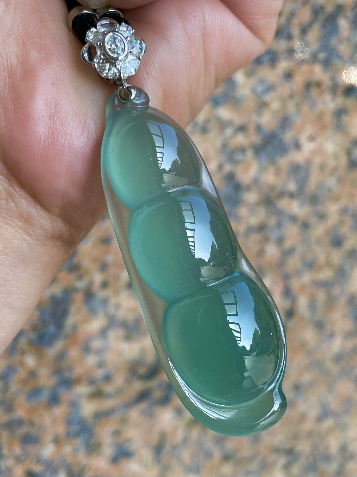 【冰种晴蓝福豆吊坠】种地上乘，冰感十足，通透起光，饱满圆润，收藏品质，18k金钻镶嵌，裸石尺寸55*19.7*9.5毫米