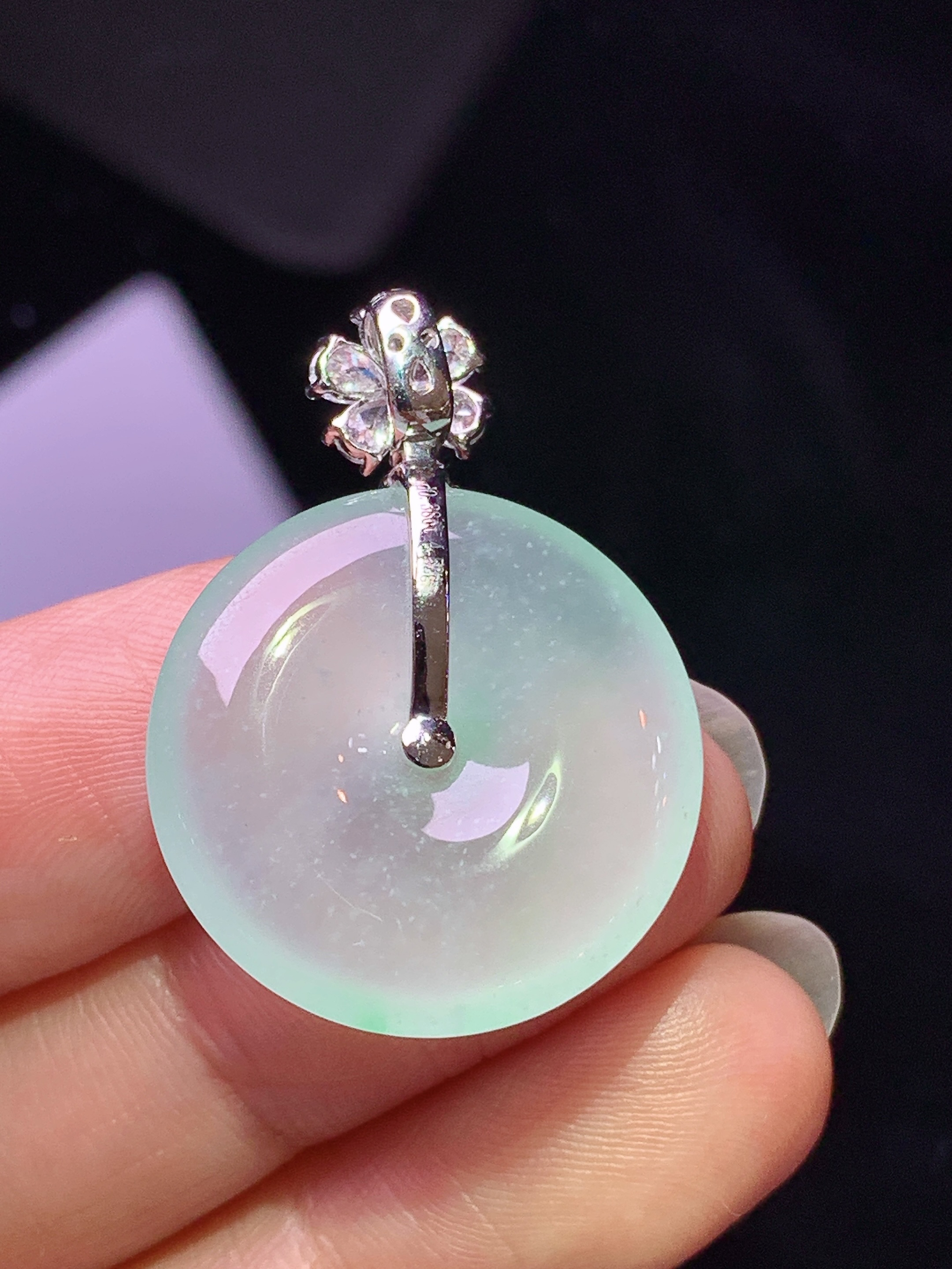18k金钻镶嵌冰种平安扣吊坠 玉质细腻 色泽艳丽清新 水润亮眼 整体尺寸31*22*4.6 m5