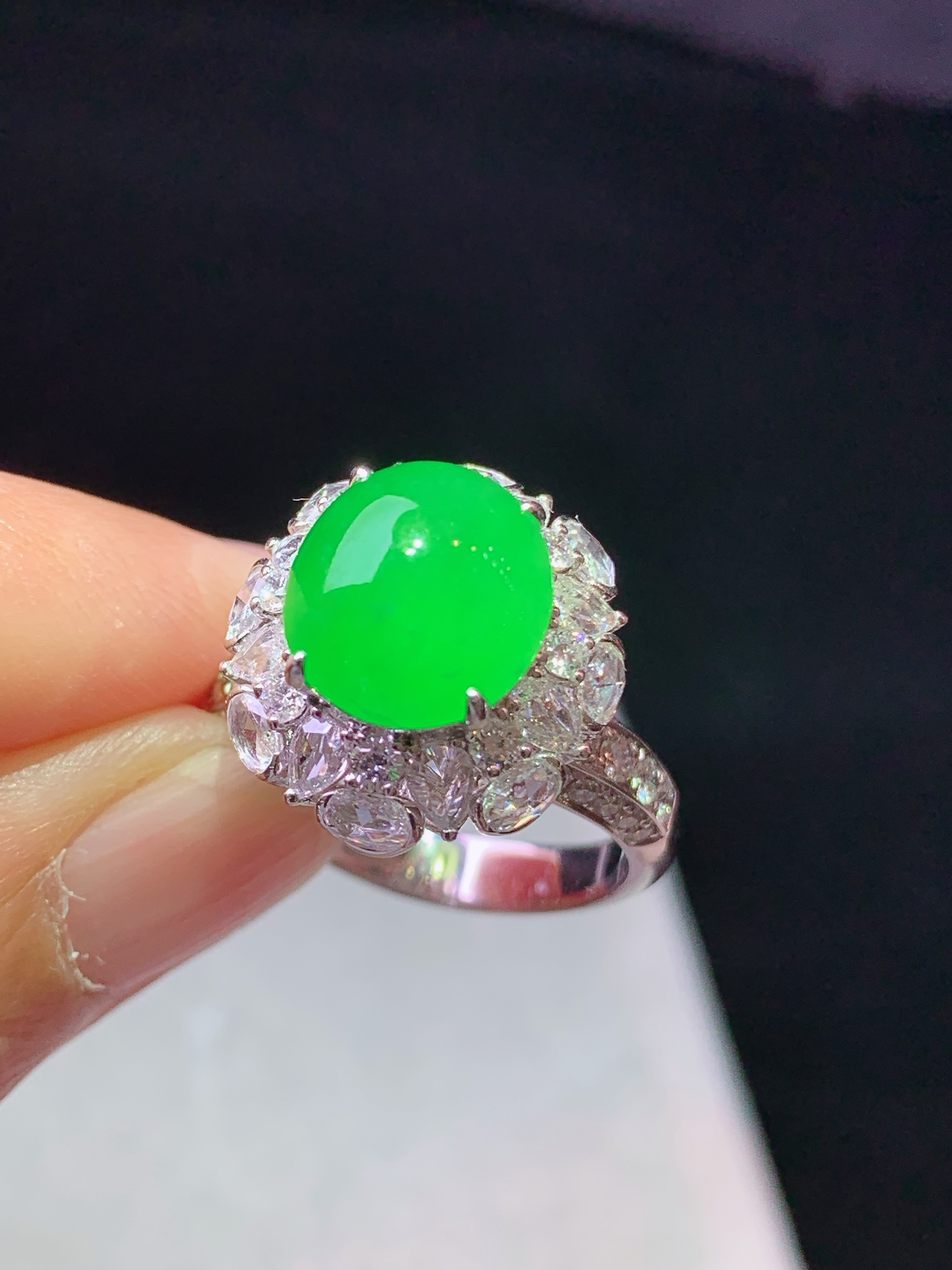 18k金钻镶嵌冰阳绿蛋面戒指 玉质细腻 色泽艳丽清新 水润亮眼 圈口14 整体尺寸16.3*15.8*13 s1