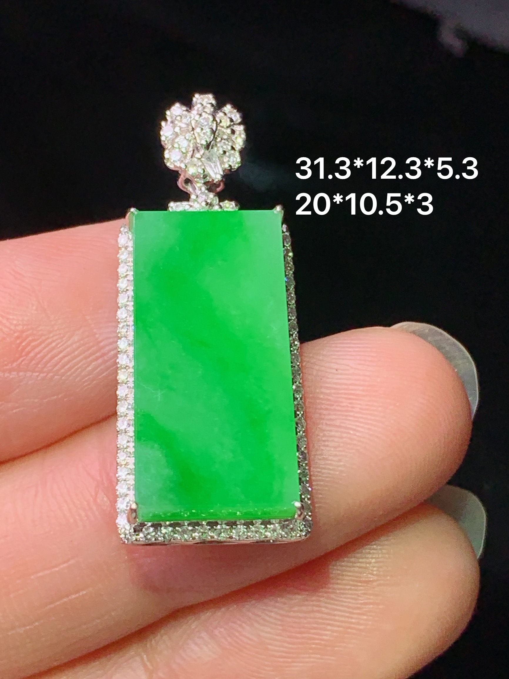 18k金钻镶嵌阳绿无事牌吊坠 玉质细腻 色泽艳丽清新 水润亮眼 整体尺寸31.3*12.3*5.3 z1