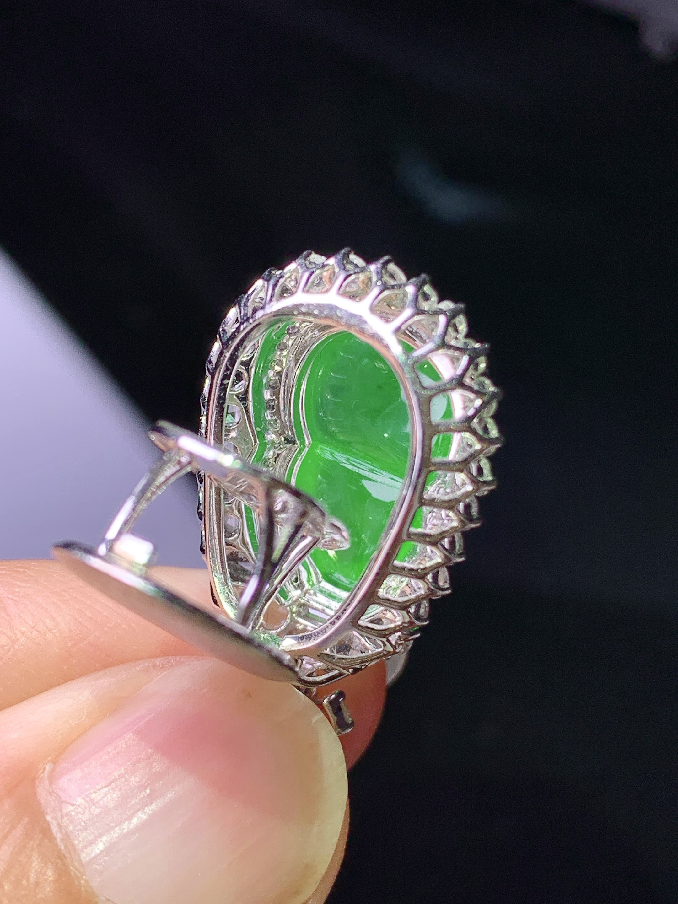 18k金钻镶嵌冰阳绿葫芦吊坠 玉质细腻 色泽艳丽清新 水润亮眼 整体尺寸27.5*15.2*11.5 z1